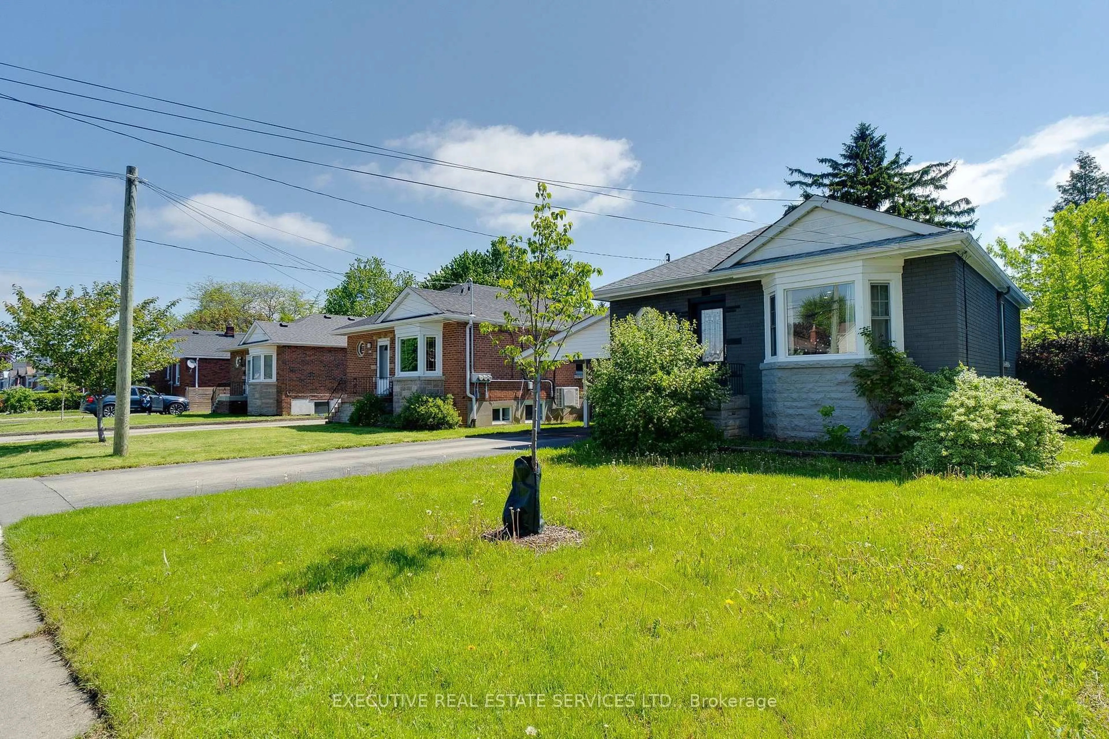 A pic from outside/outdoor area/front of a property/back of a property/a pic from drone, street for 213 East 32nd St, Hamilton Ontario L8V 3S3