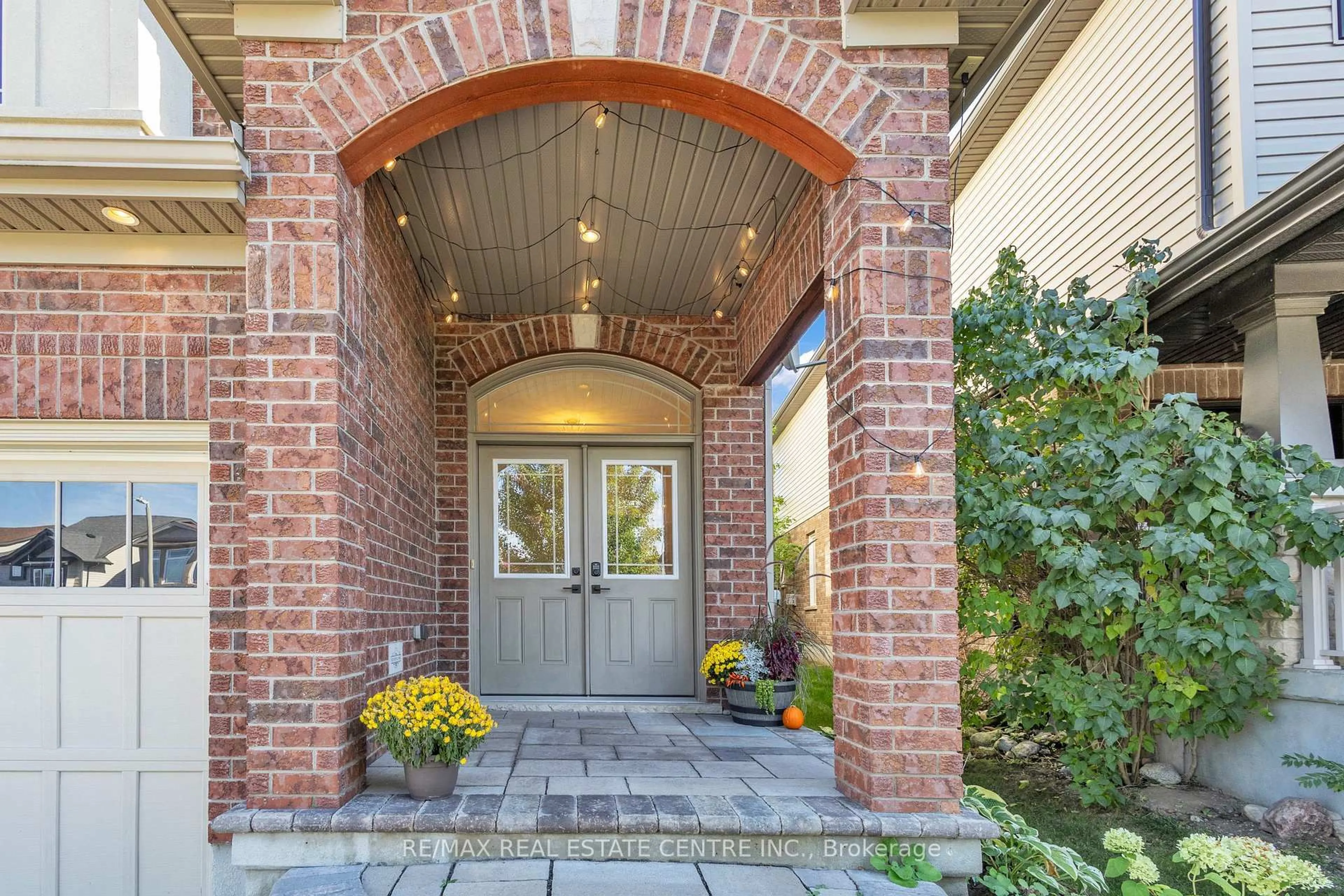 Indoor entryway for 237 Goodwin Dr, Guelph Ontario N1L 0K1