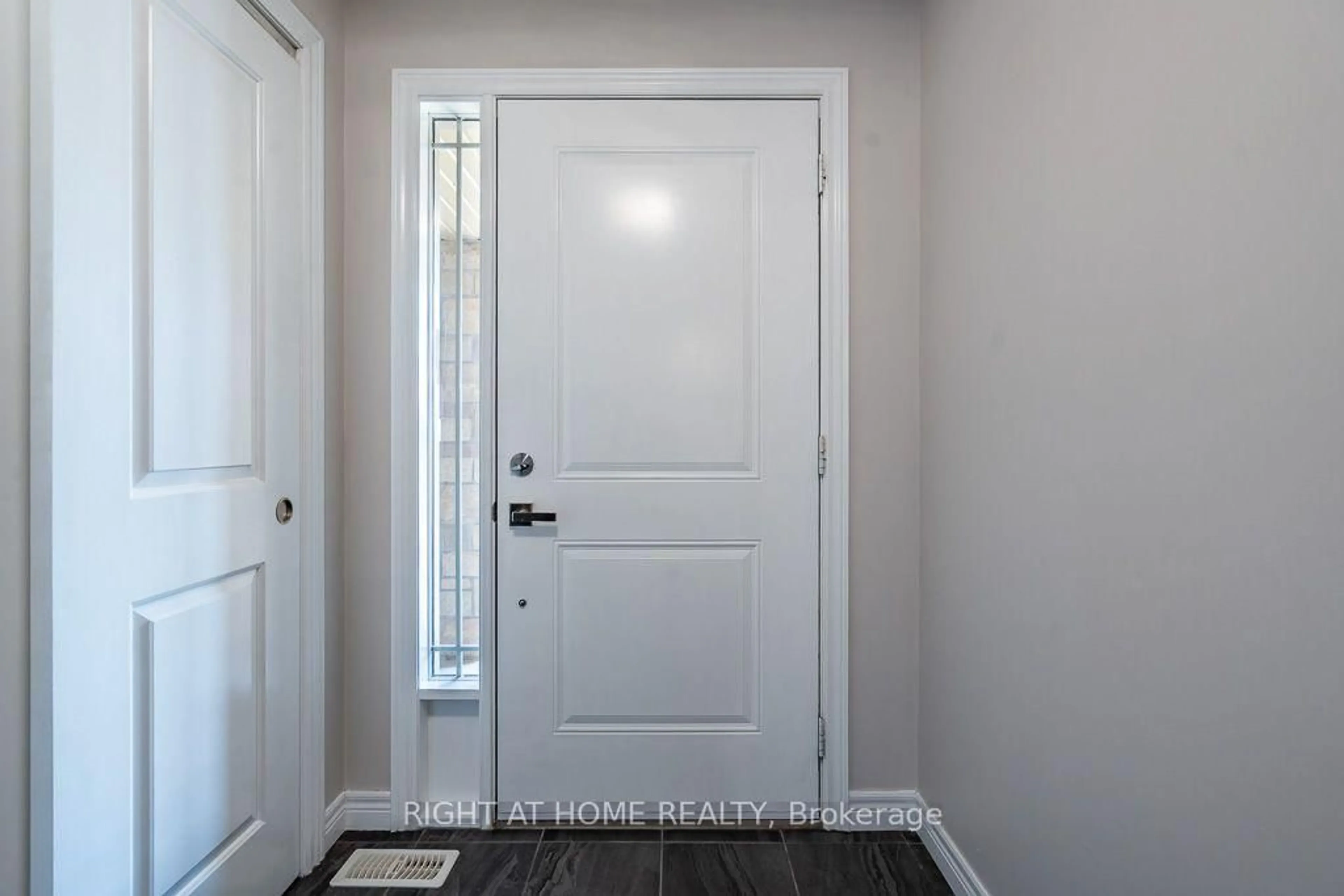 Indoor entryway for 10 Cittadella Blvd, Hamilton Ontario L8J 3H5