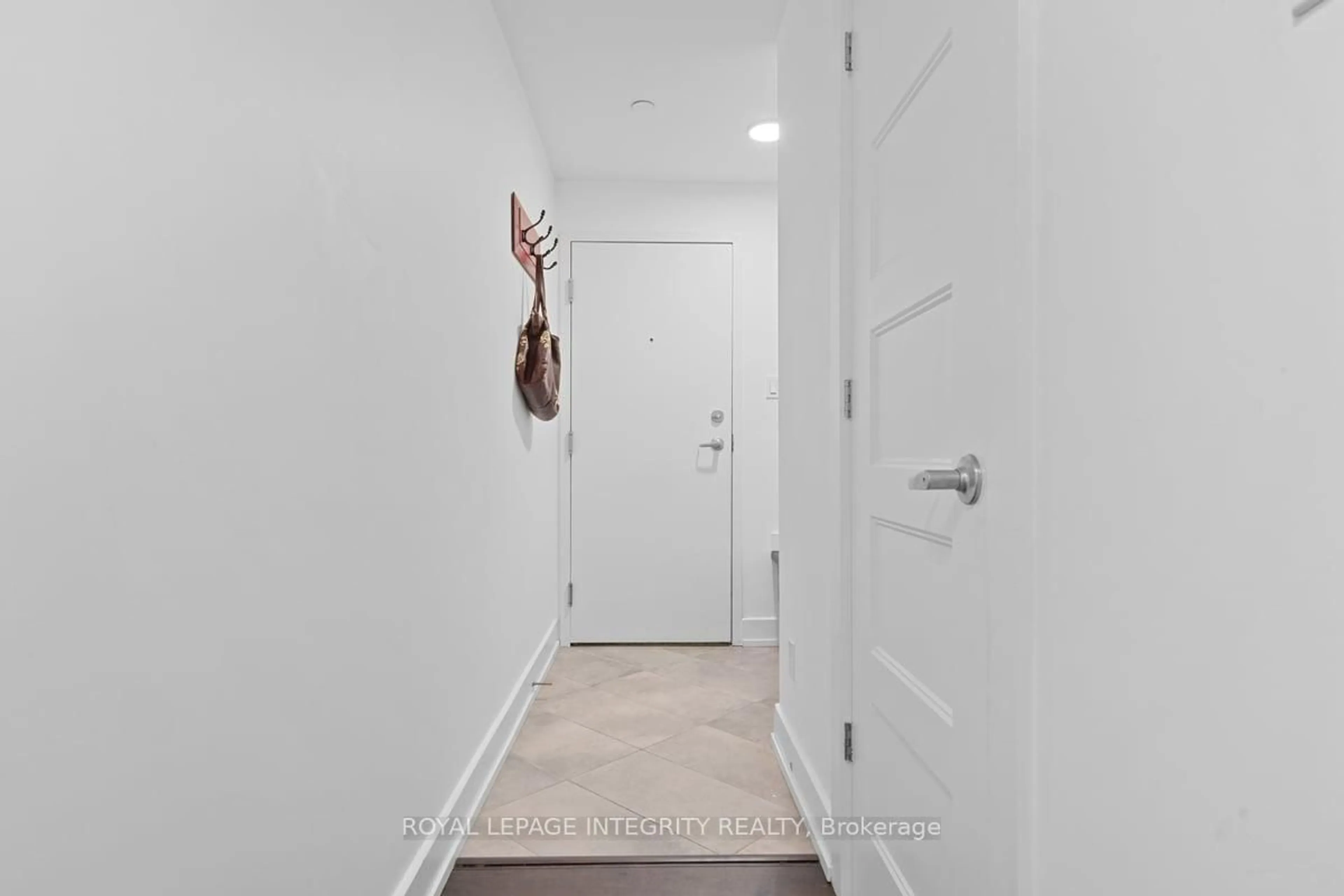 Indoor entryway for 150 Greenfield Ave #204, Ottawa Ontario K1S 0X8