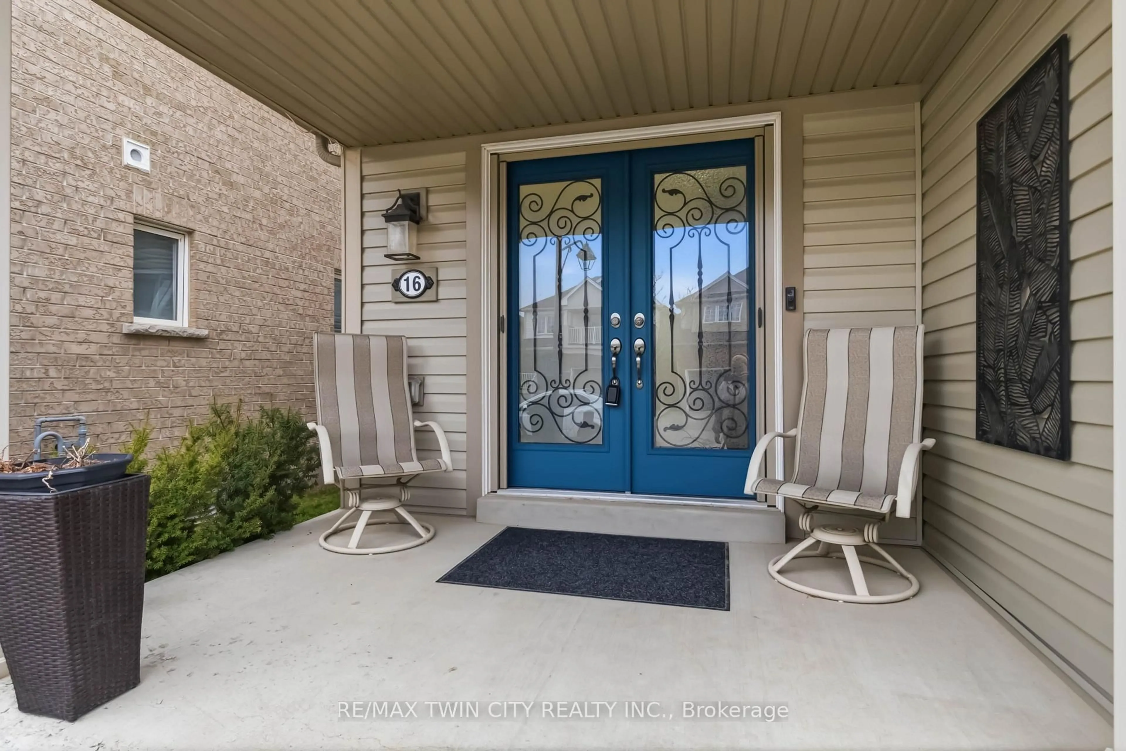 Indoor entryway for 16 Pollard St, Brantford Ontario N3T 0K1