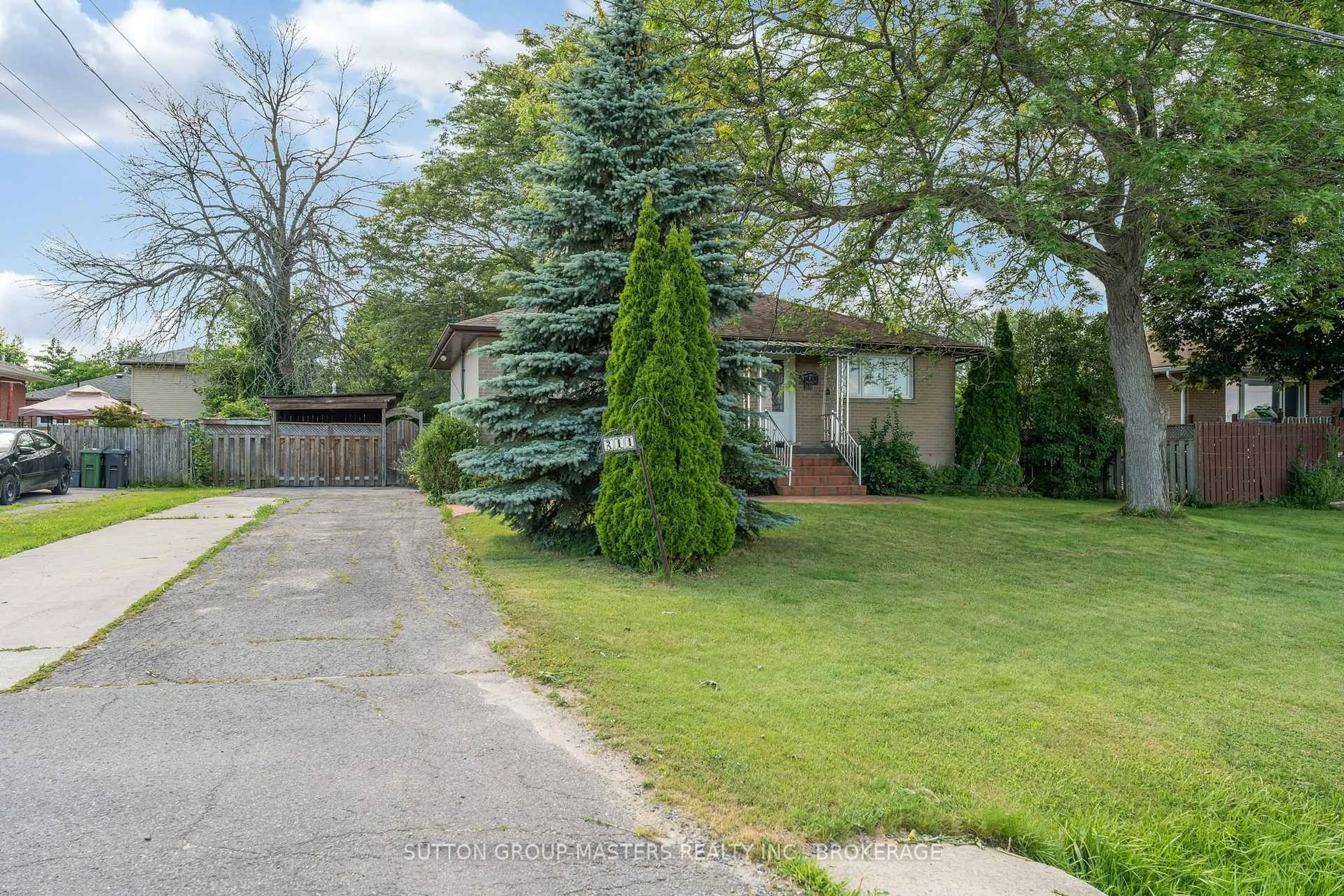 A pic from outside/outdoor area/front of a property/back of a property/a pic from drone, street for 211 Days Rd, Kingston Ontario K7M 3R3