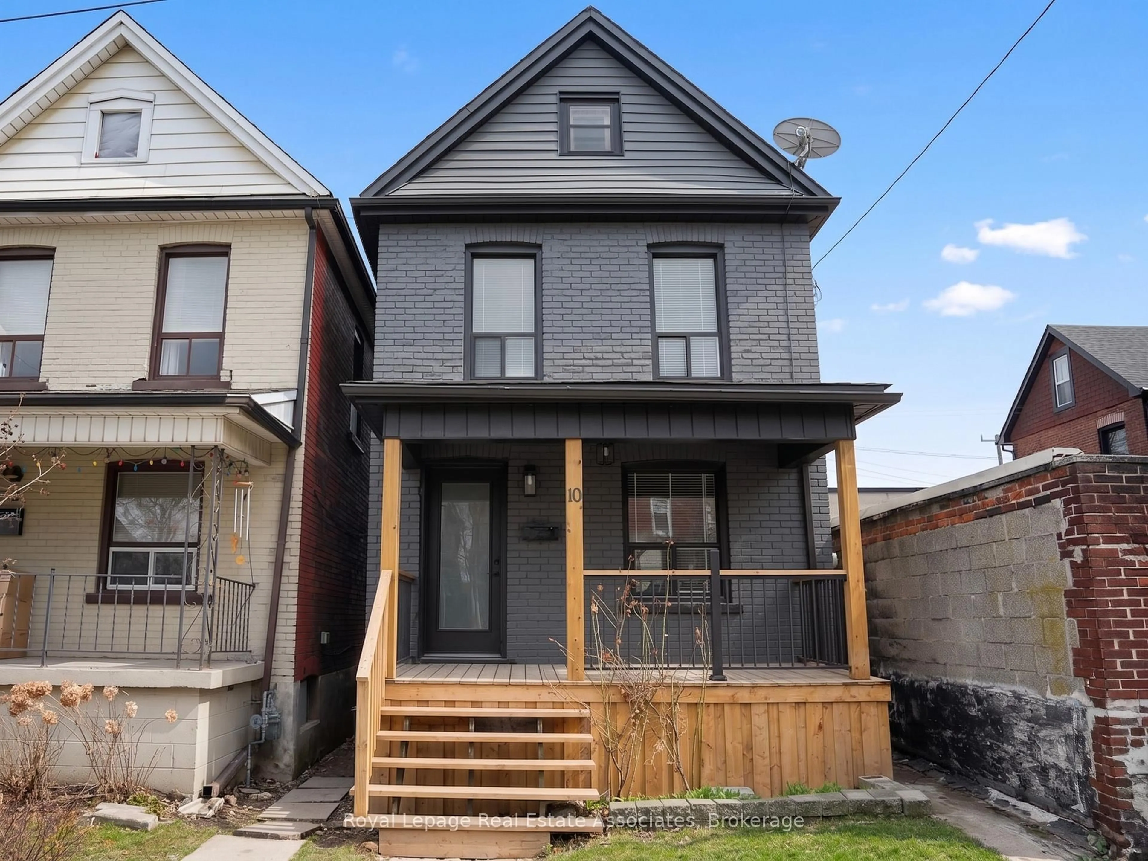 Home with brick exterior material, street for 10 Gordon St, Hamilton Ontario L8L 3H2