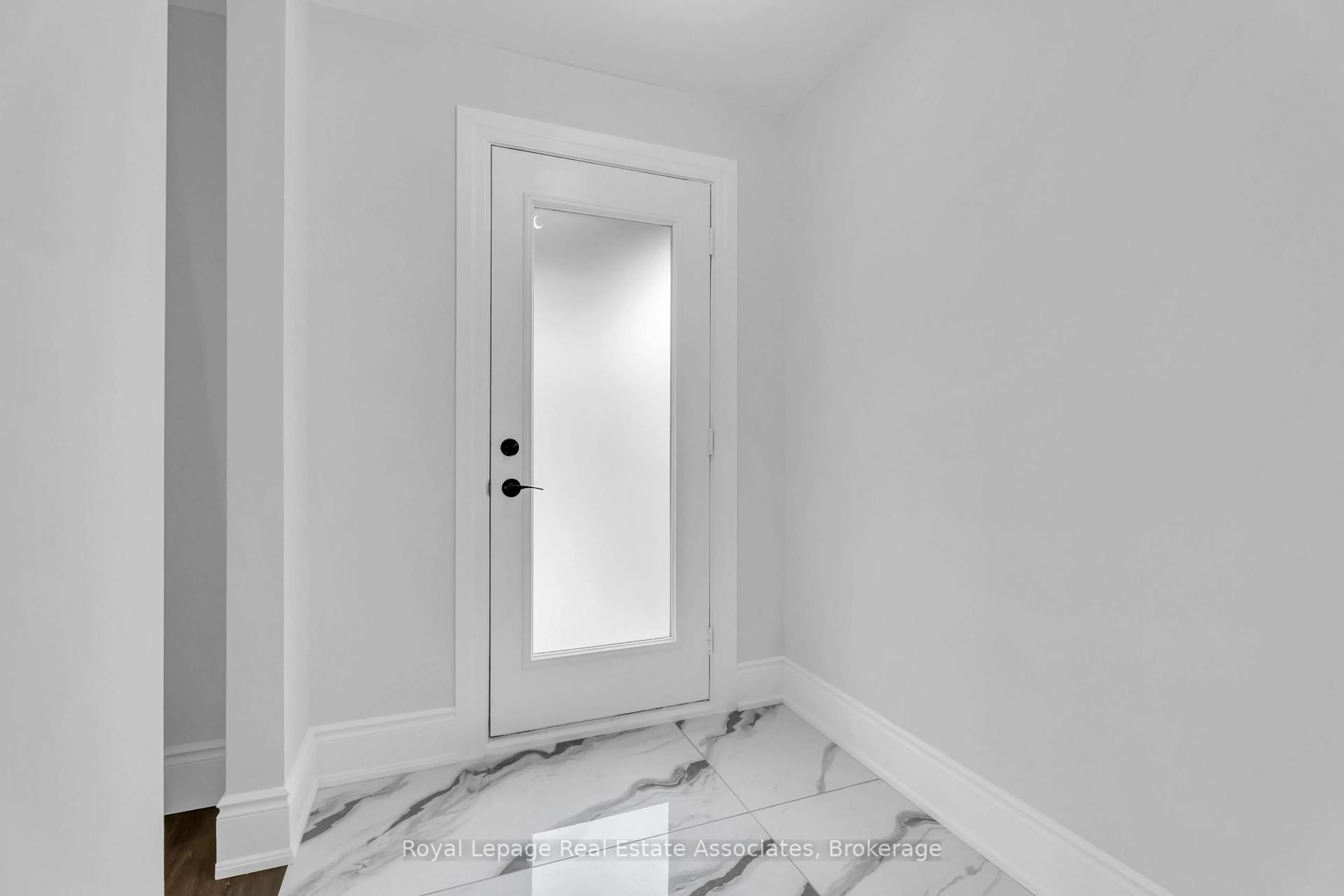 Indoor entryway for 10 Gordon St, Hamilton Ontario L8L 3H2