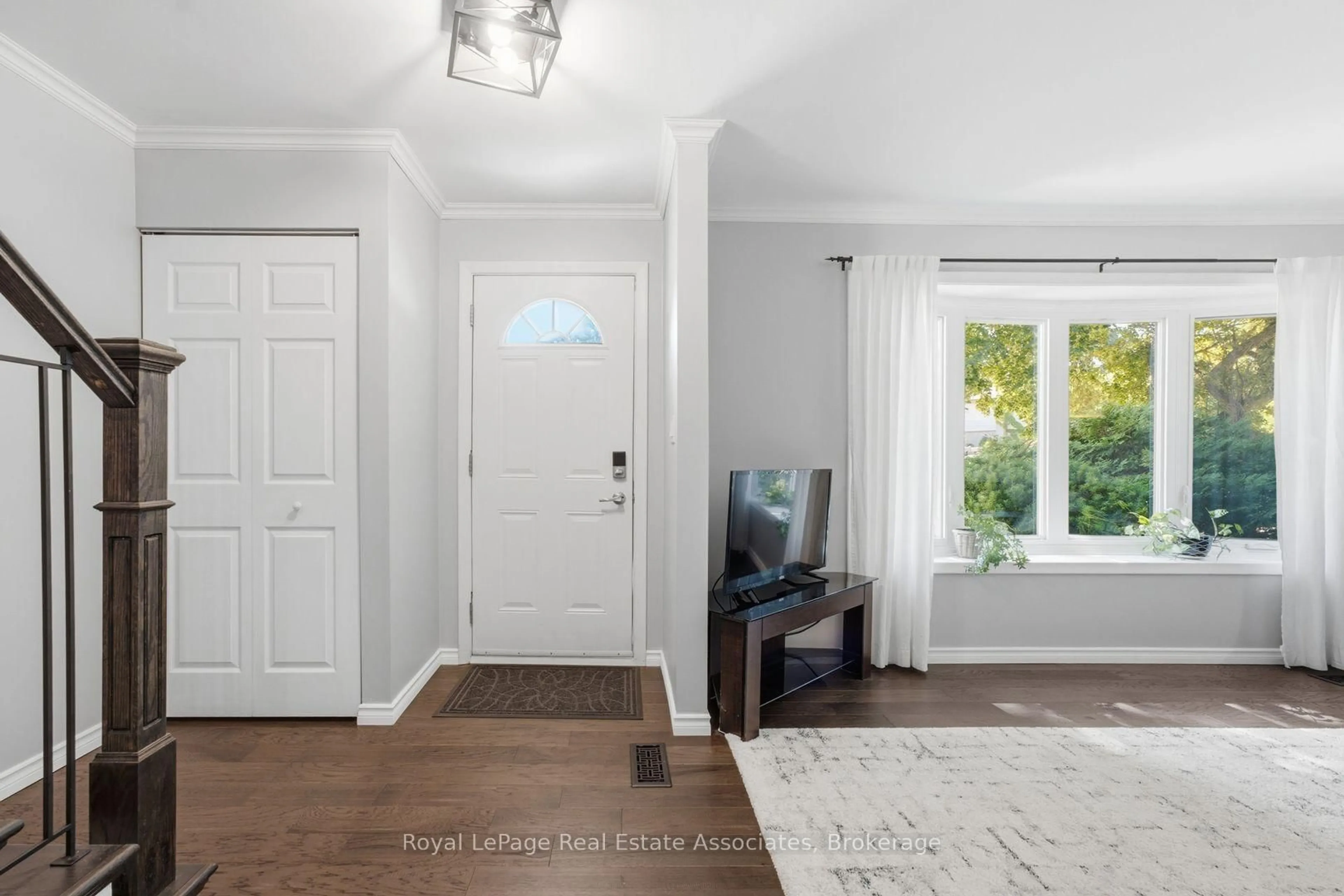 Indoor entryway for 2 Wedgewood Ave, Hamilton Ontario L8K 5L8