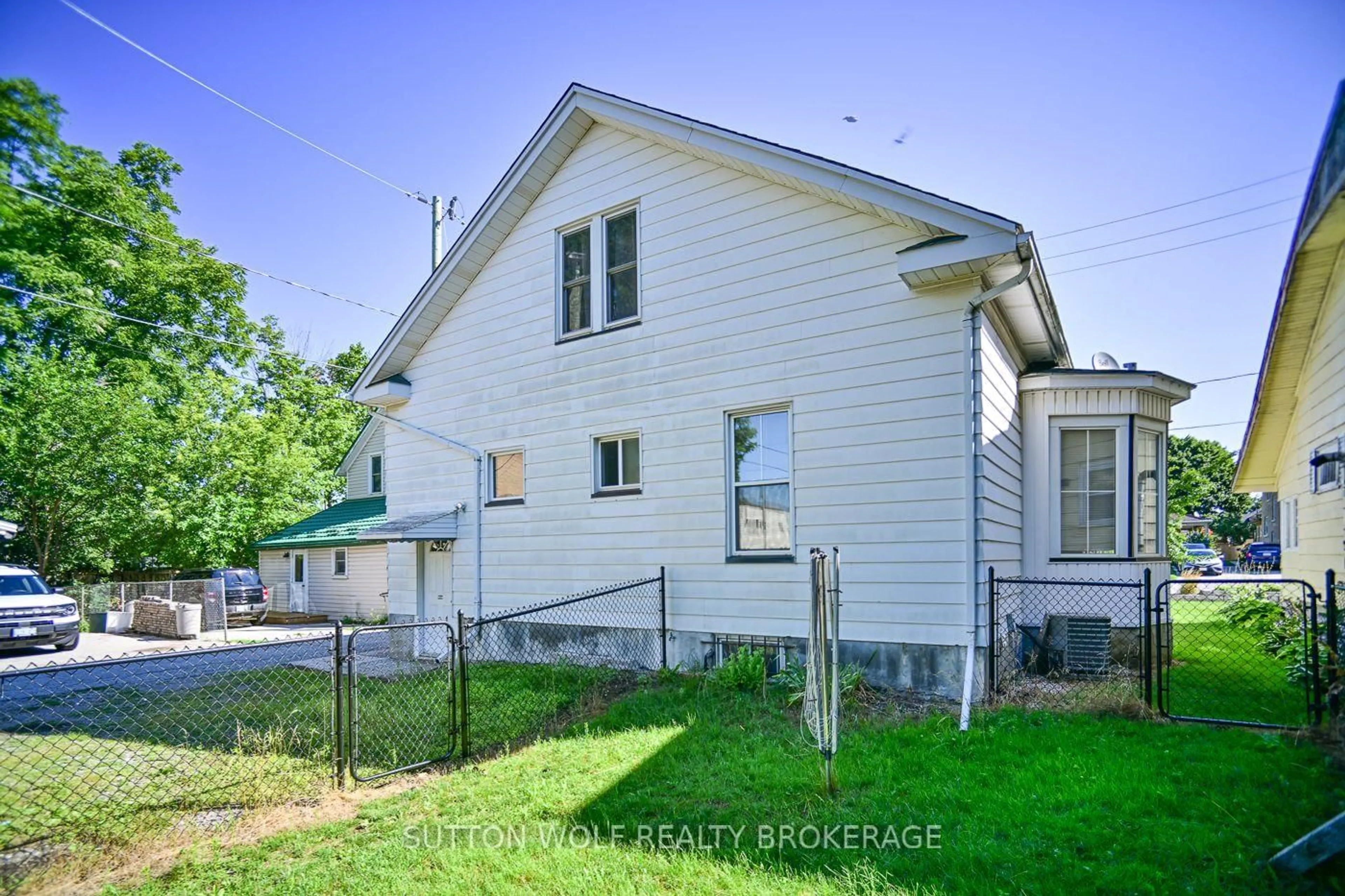 A pic from outside/outdoor area/front of a property/back of a property/a pic from drone, building for 40 Caradoc St, Strathroy-Caradoc Ontario N7G 2M6