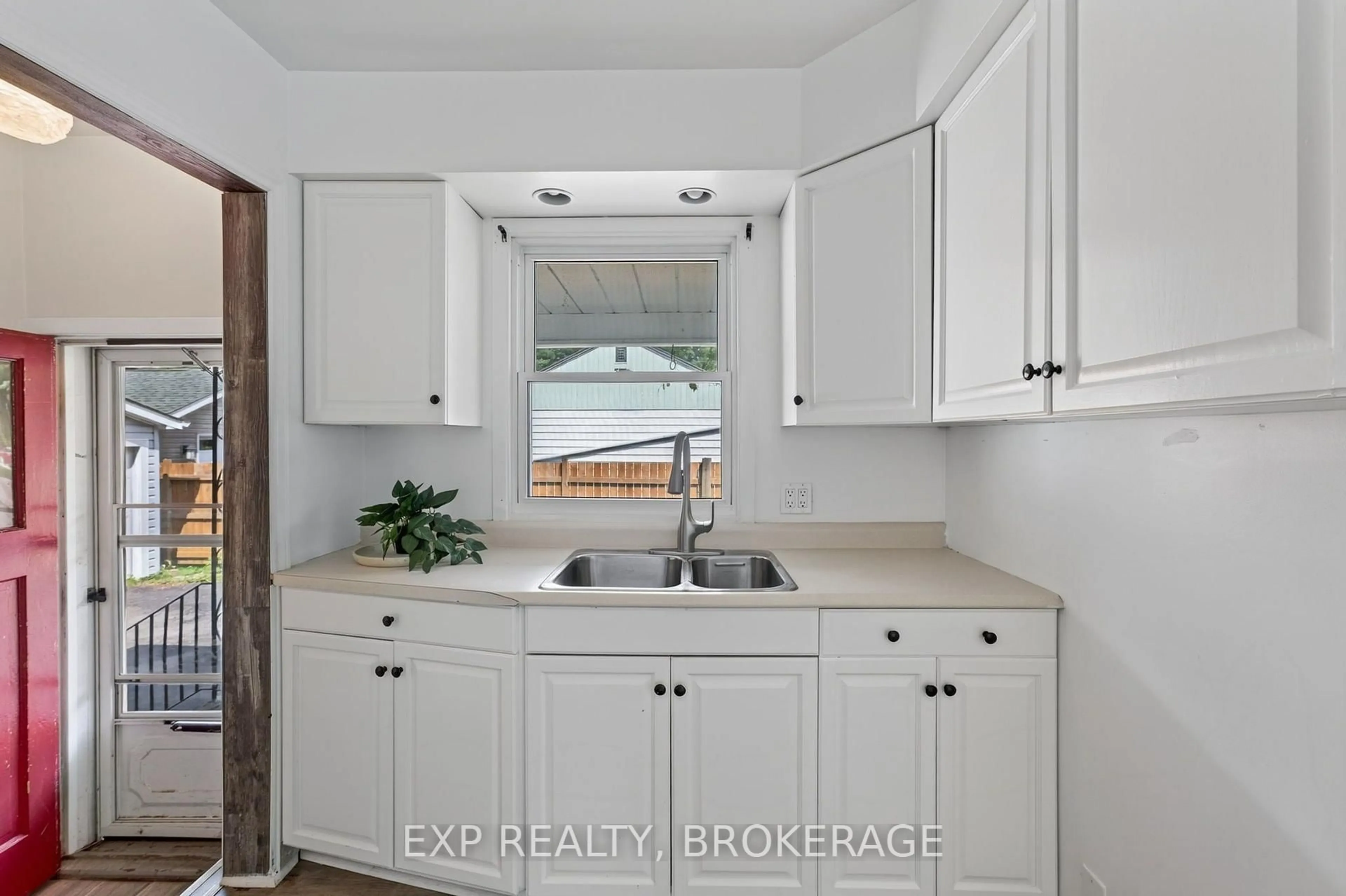 Standard kitchen, ceramic/tile floor for 650 Hillside Dr, Gananoque Ontario K7G 2E4