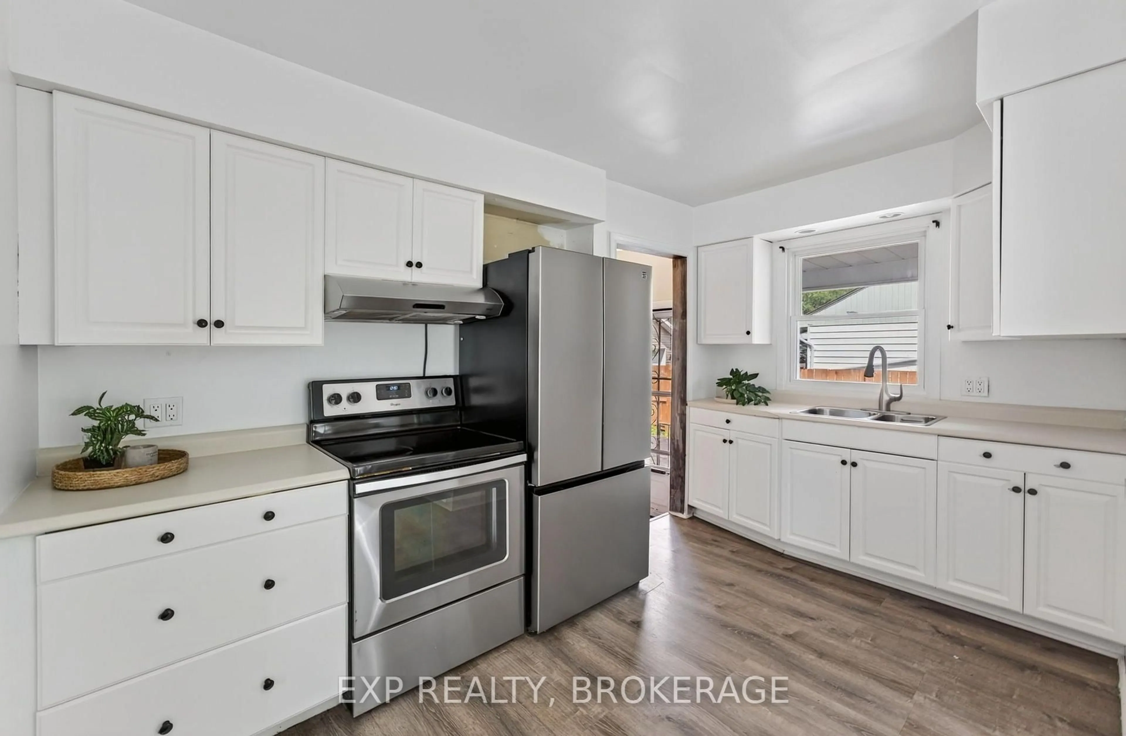 Standard kitchen, unknown for 650 Hillside Dr, Gananoque Ontario K7G 2E4