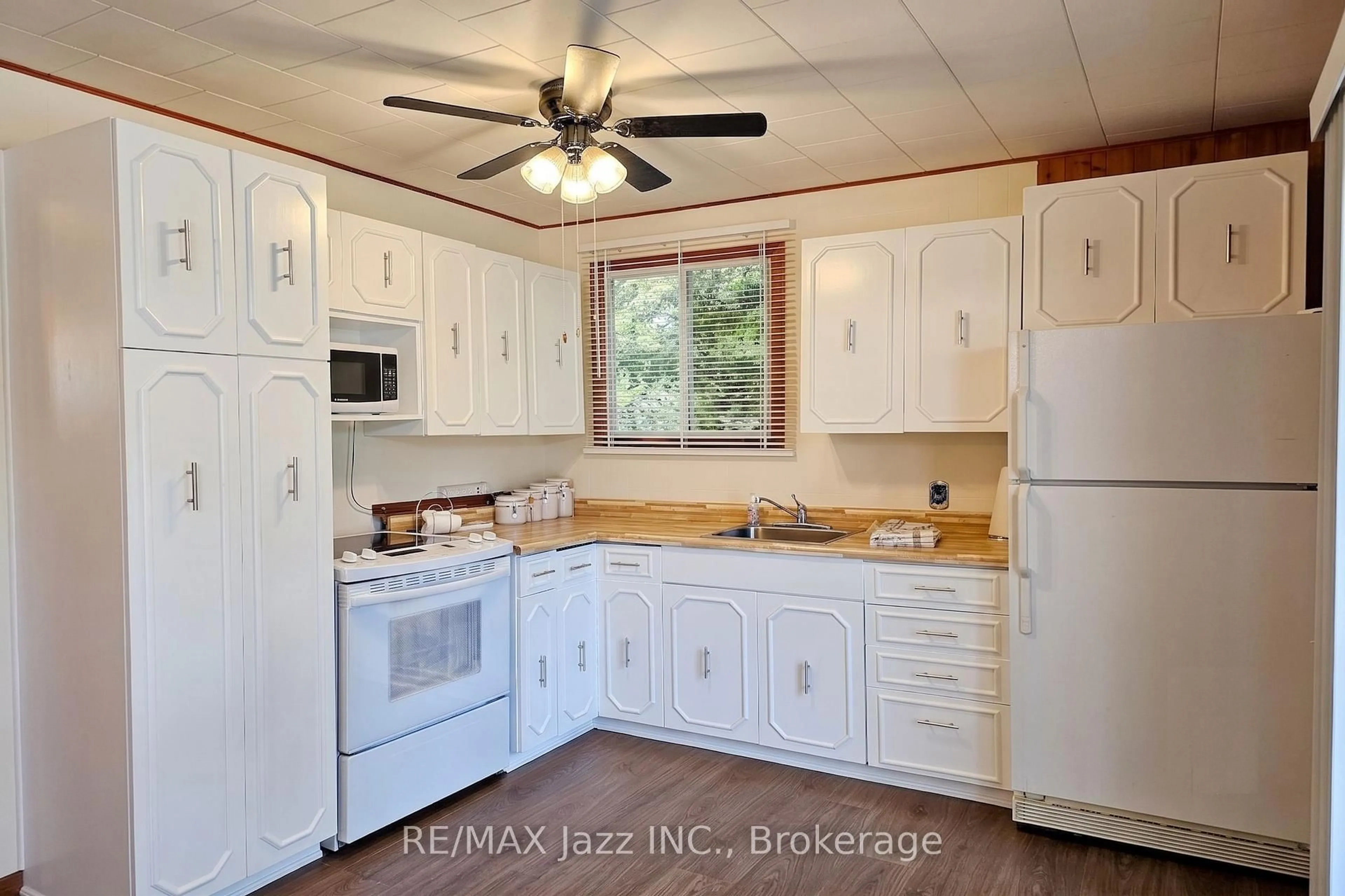 Standard kitchen, unknown for 2006 South Beaver Lake Lane, Minden Hills Ontario K0M 2L1
