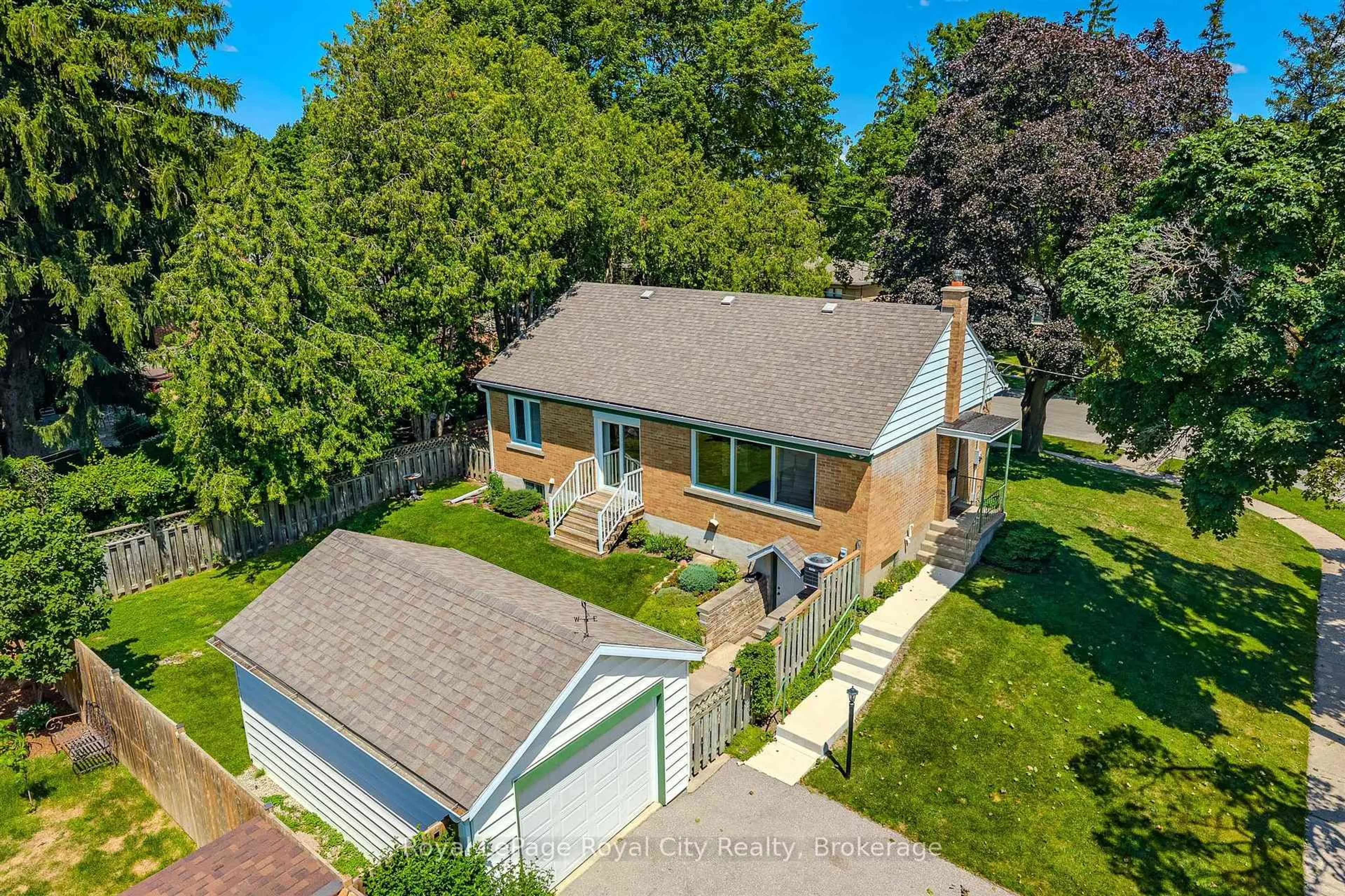 A pic from outside/outdoor area/front of a property/back of a property/a pic from drone, street for 31 Torrance Cres, Guelph Ontario N1H 1T5
