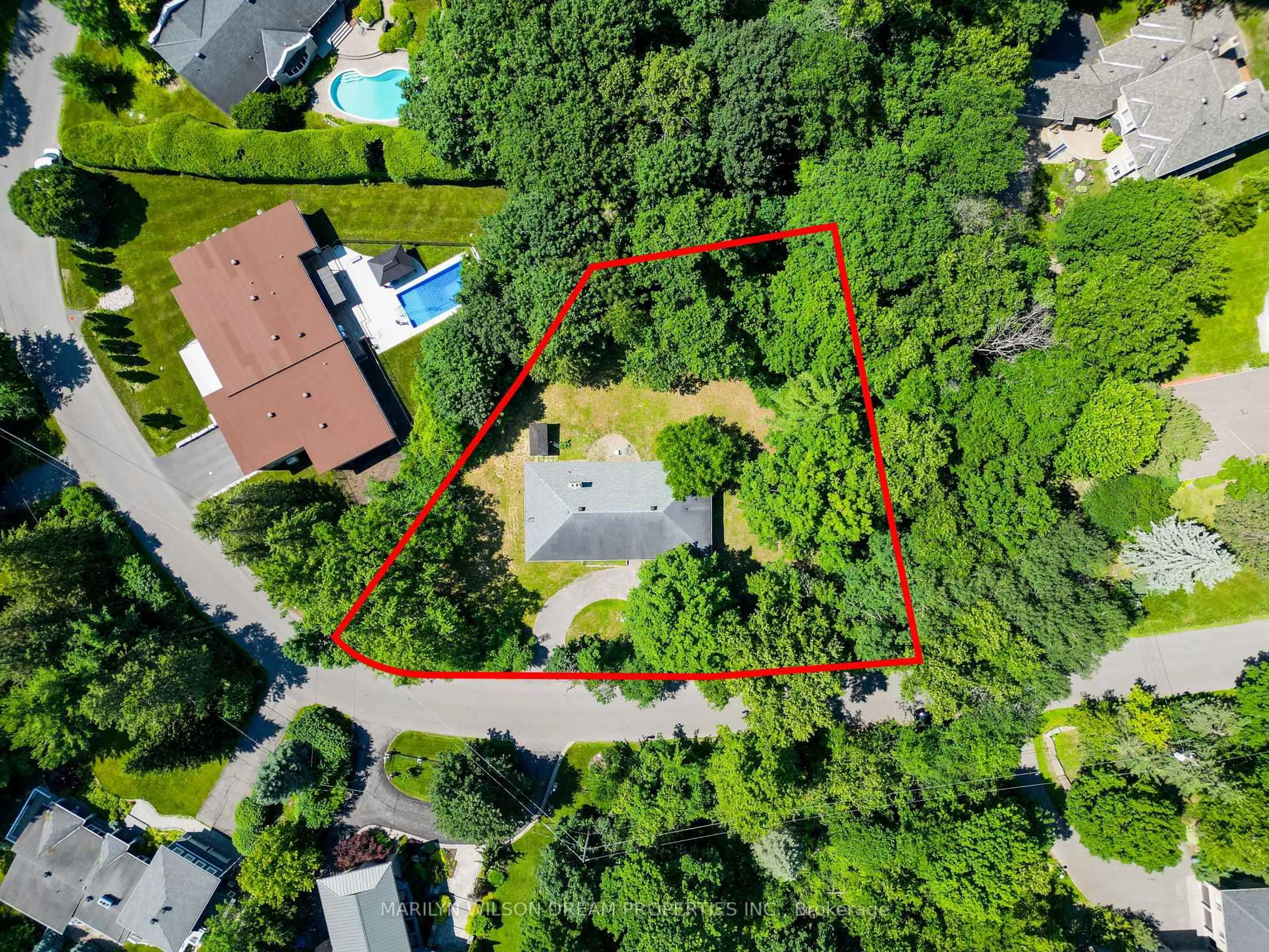 A pic from outside/outdoor area/front of a property/back of a property/a pic from drone, street for 10 Cedar Rd, Gloucester Ontario K1J 6L4