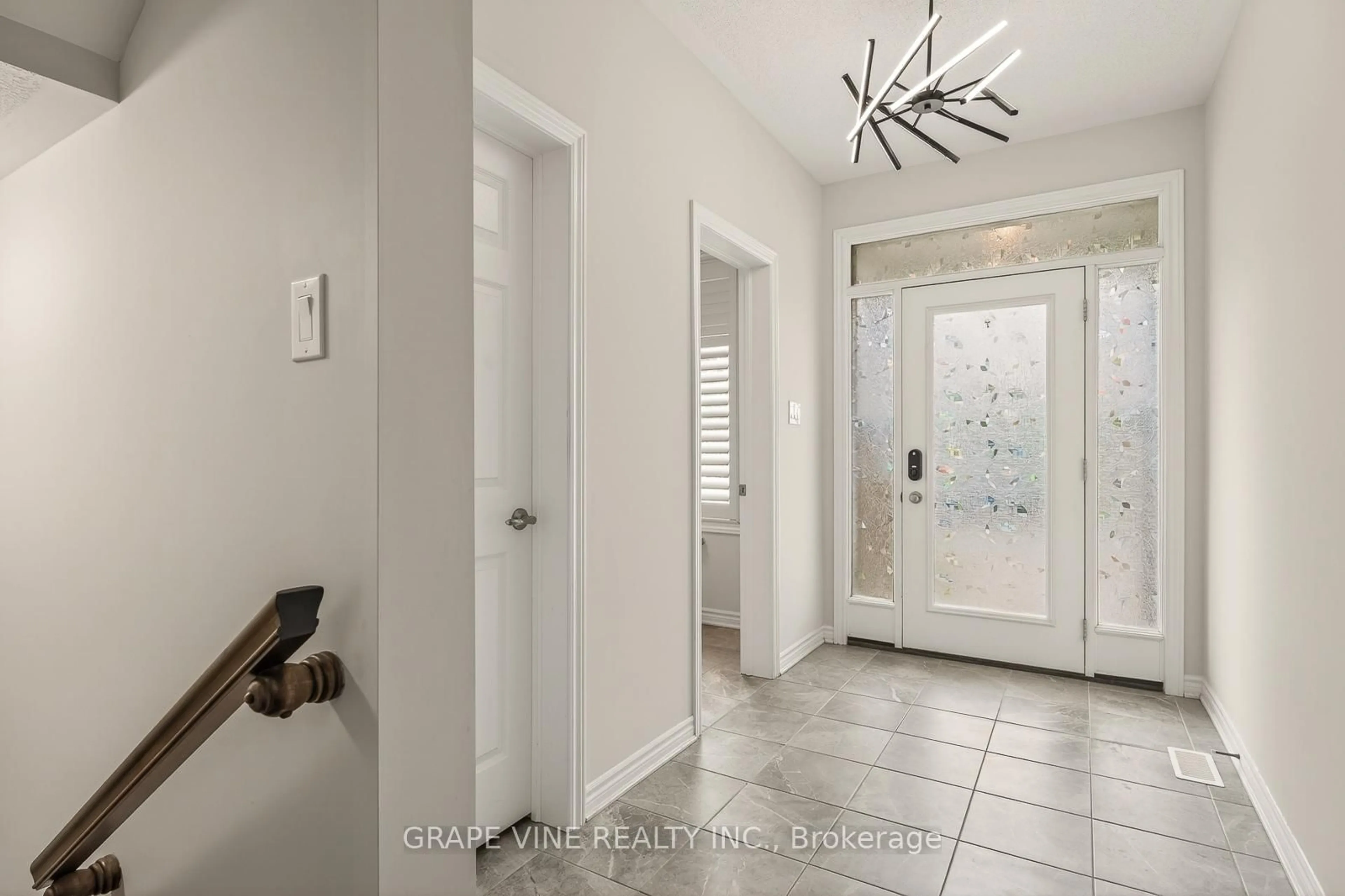 Indoor entryway for 414 Aphelion Cres, Ottawa Ontario K2J 6N6