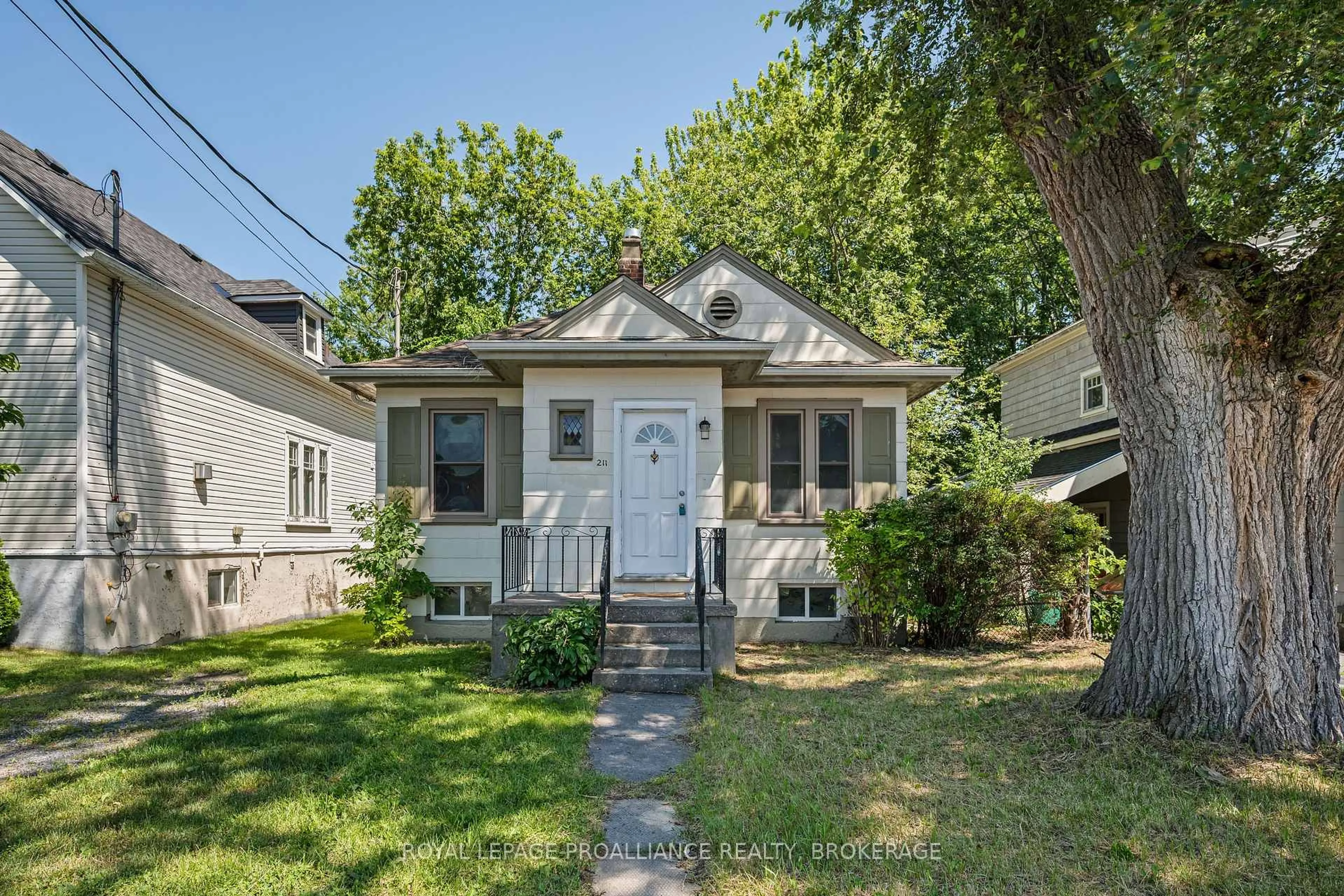 Home with vinyl exterior material, street for 211 Toronto St, Kingston Ontario K7L 4A9
