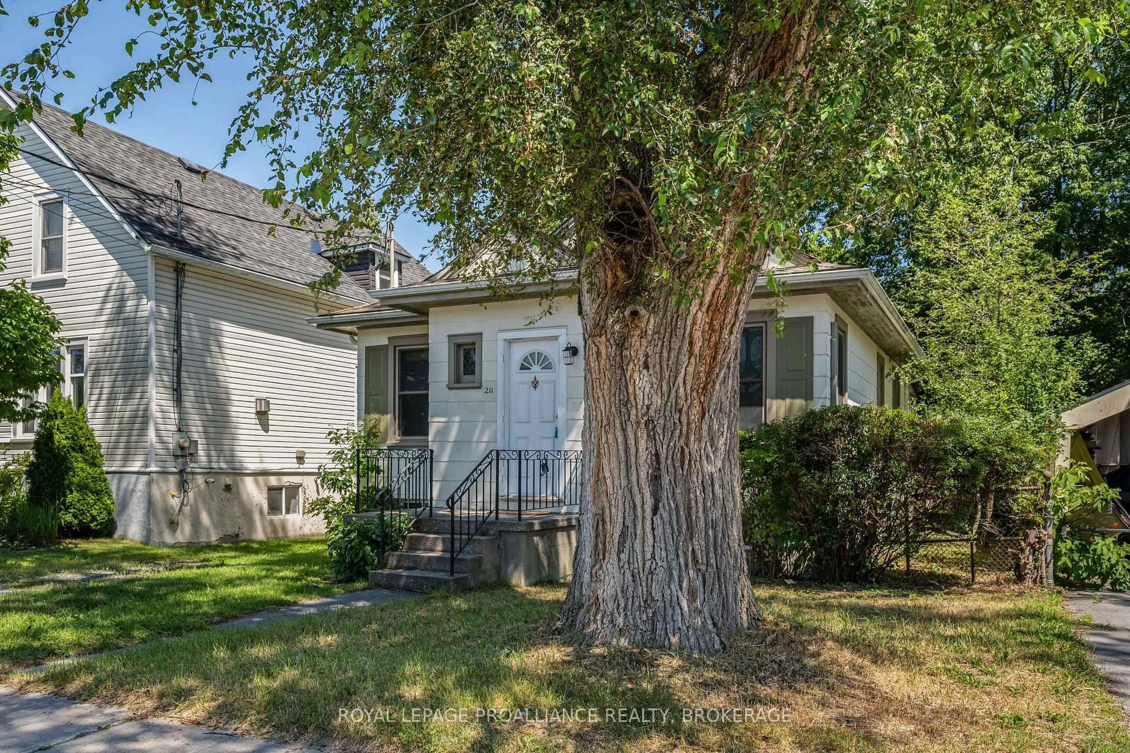 Home with vinyl exterior material, street for 211 Toronto St, Kingston Ontario K7L 4A9