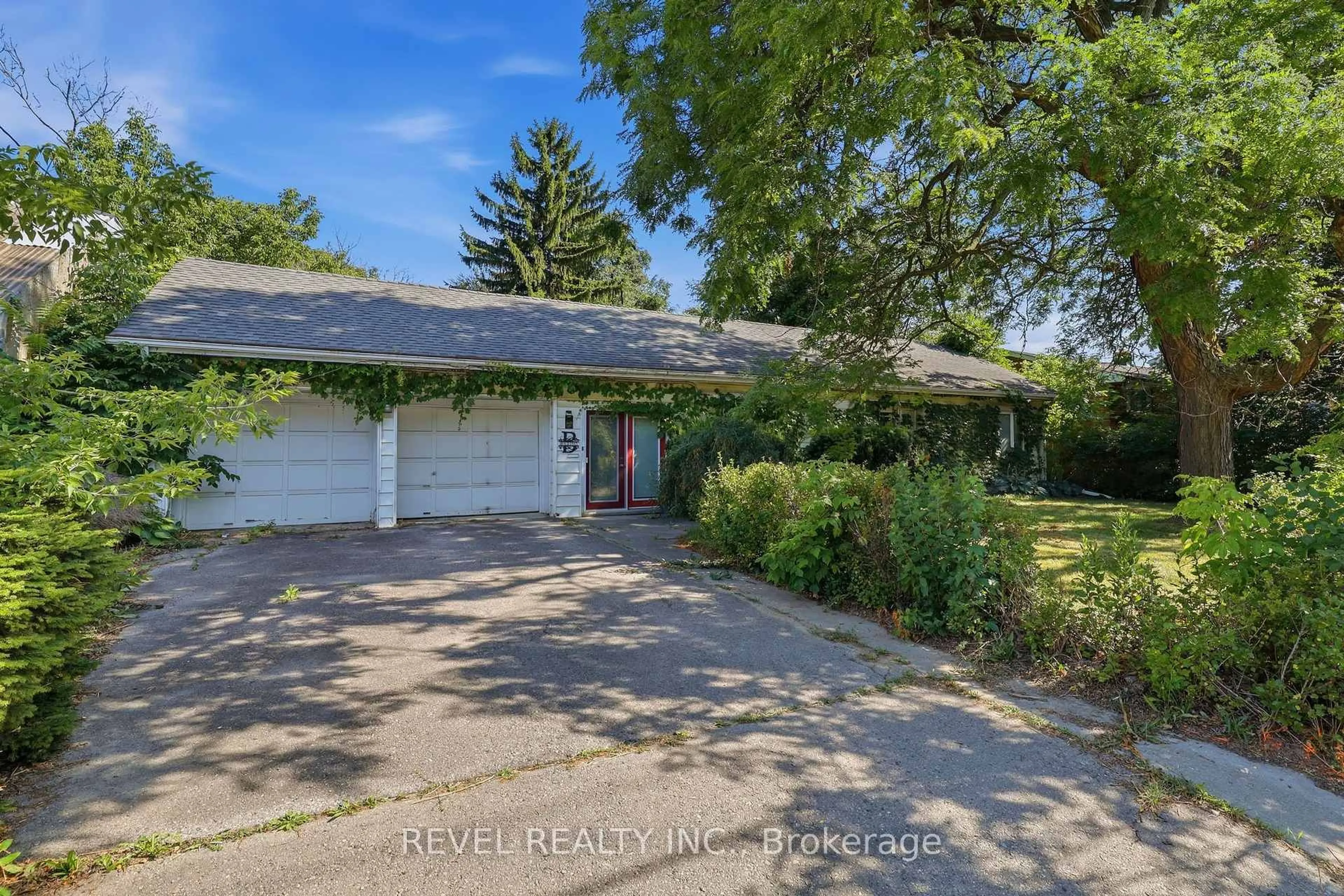 A pic from outside/outdoor area/front of a property/back of a property/a pic from drone, street for 356 Thompson Rd, London South Ontario N5Z 2Z7
