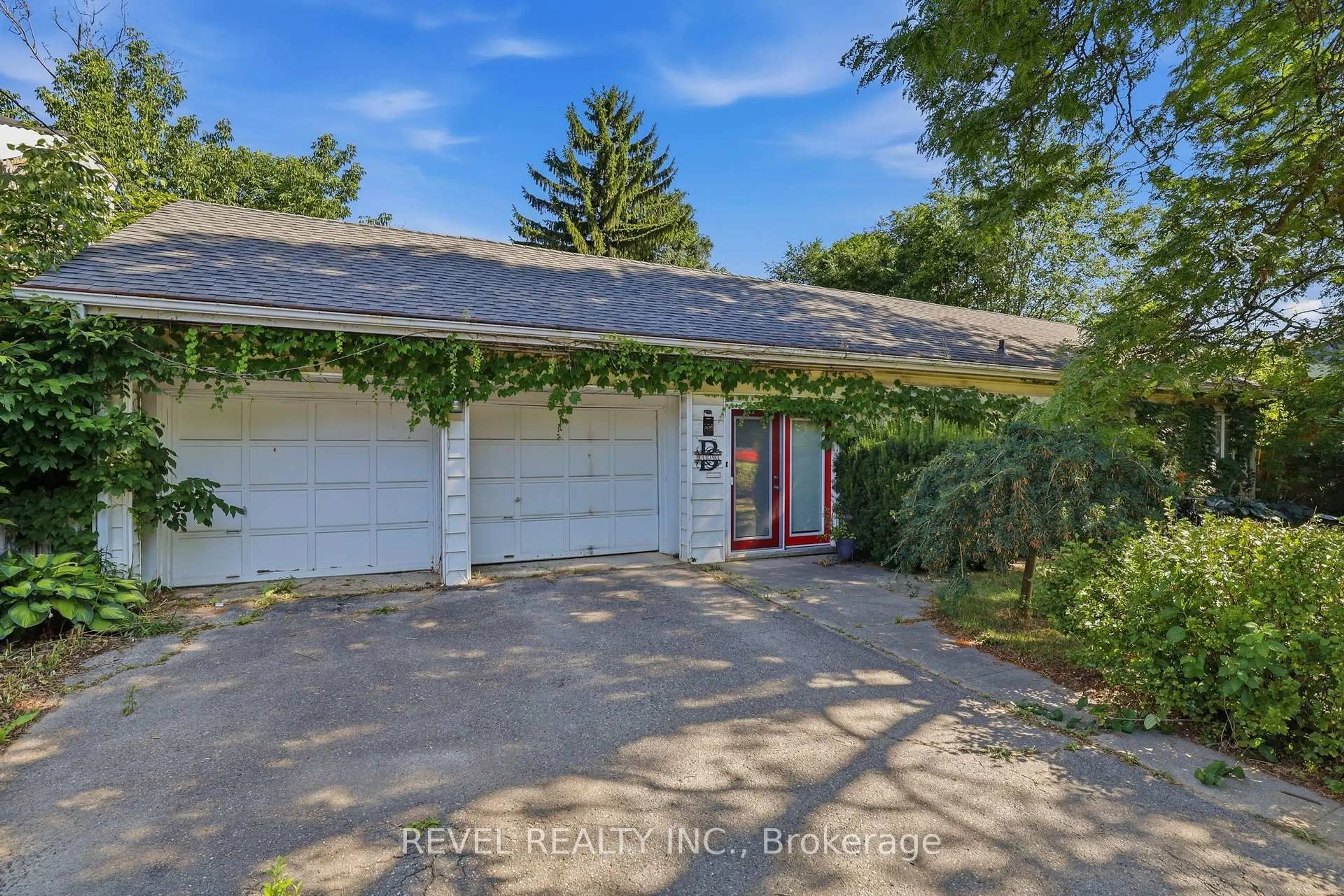 A pic from outside/outdoor area/front of a property/back of a property/a pic from drone, street for 356 Thompson Rd, London South Ontario N5Z 2Z7