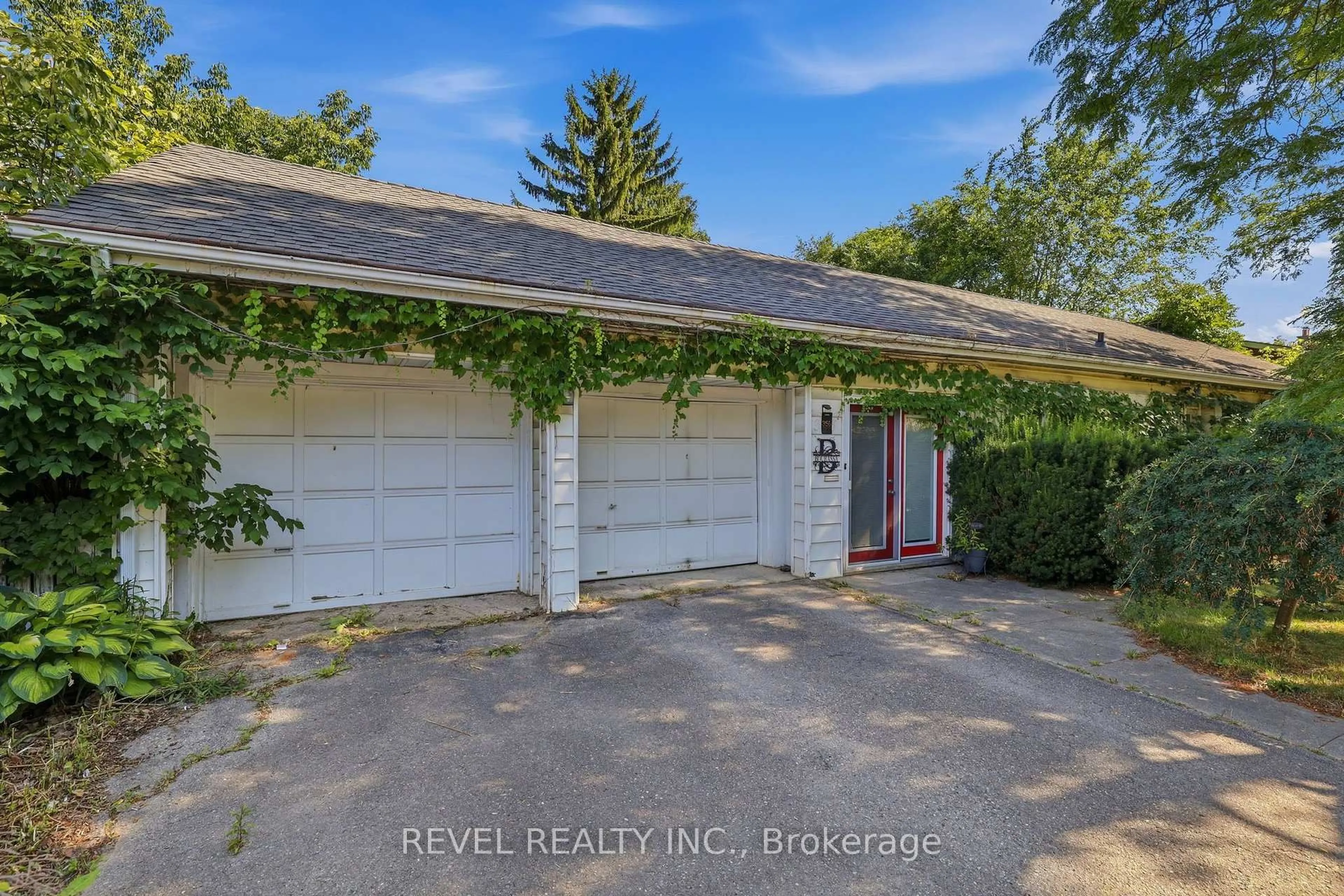 A pic from outside/outdoor area/front of a property/back of a property/a pic from drone, water/lake/river/ocean view for 356 Thompson Rd, London South Ontario N5Z 2Z7