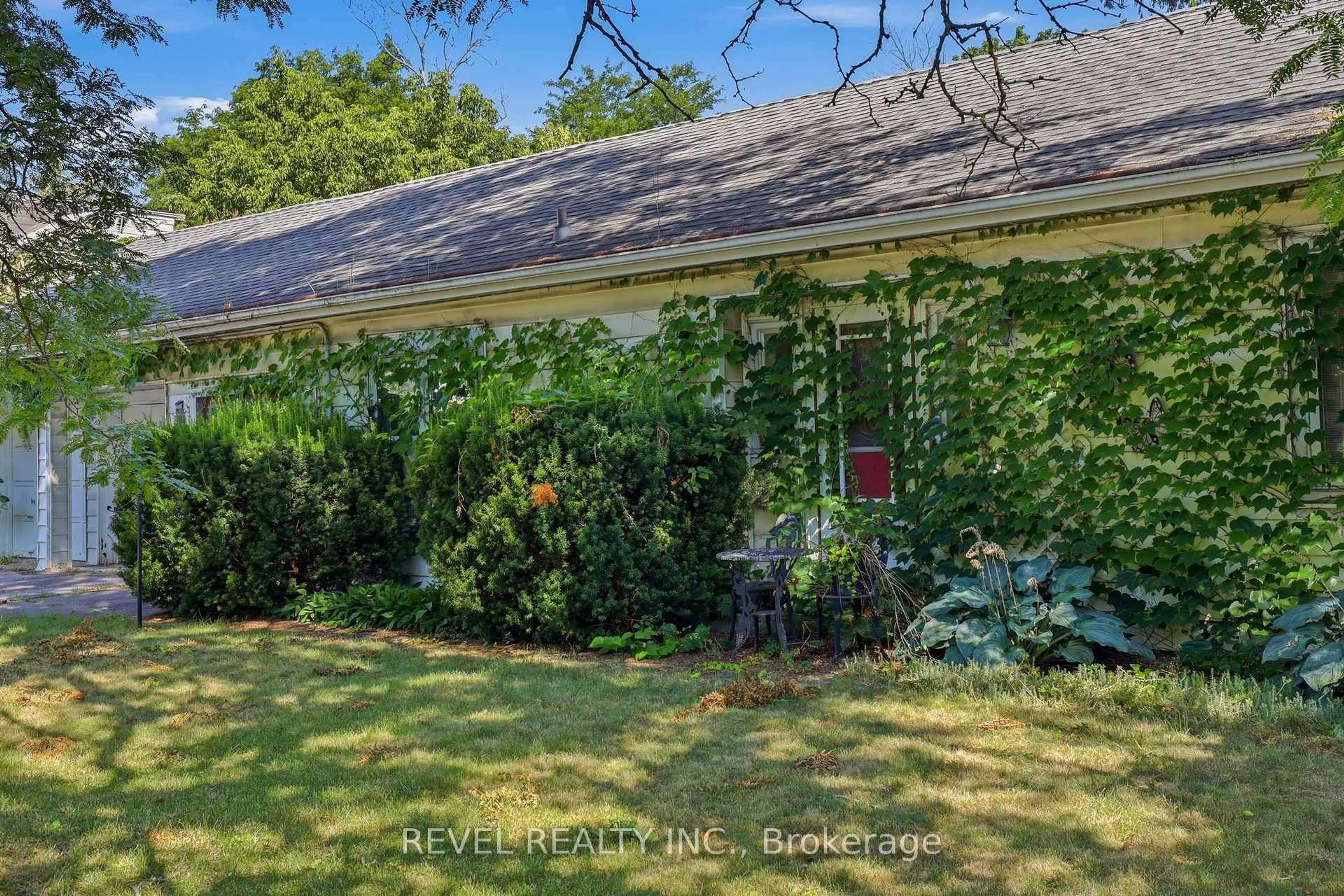 A pic from outside/outdoor area/front of a property/back of a property/a pic from drone, street for 356 Thompson Rd, London South Ontario N5Z 2Z7