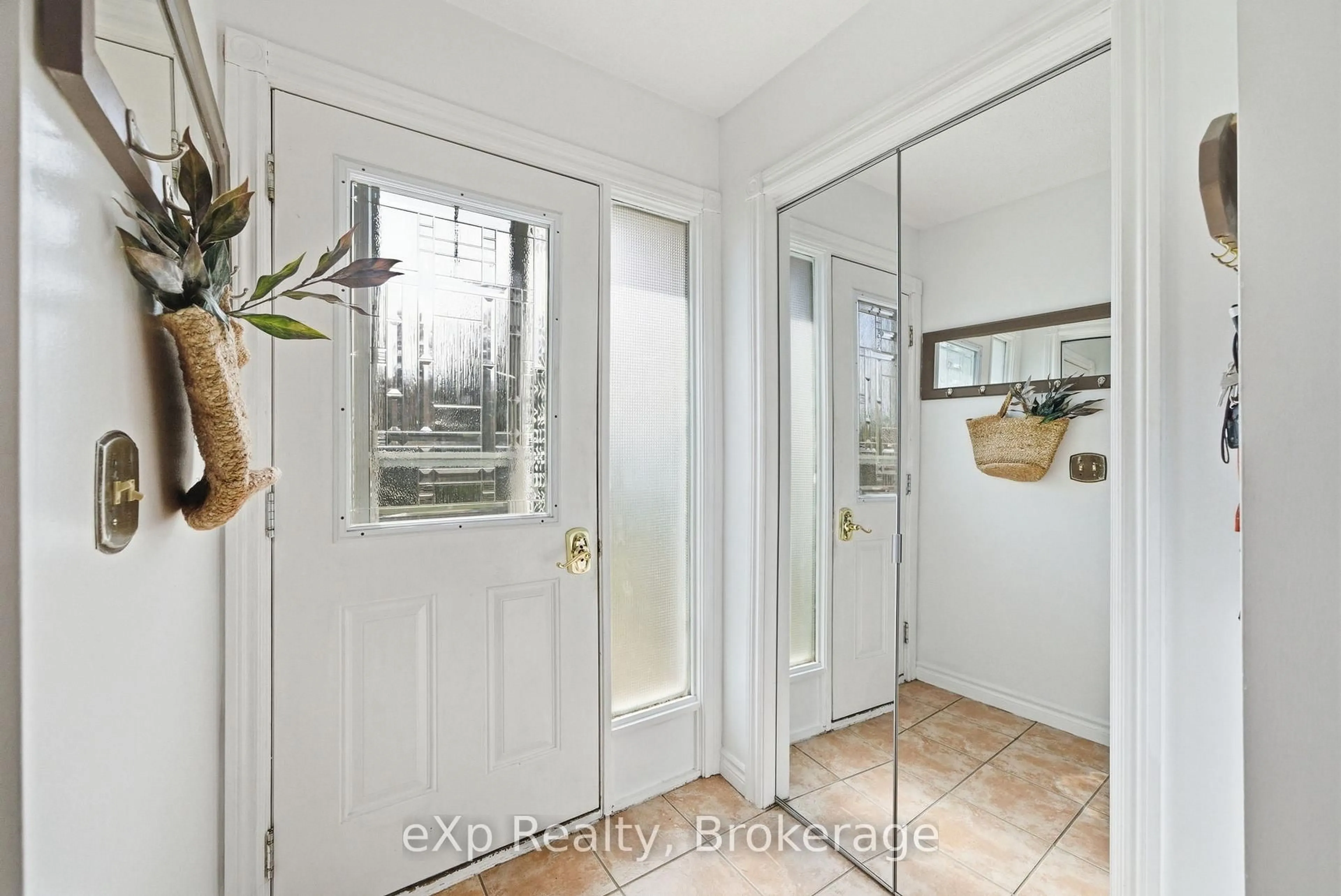 Indoor entryway for 10 Burgess Cres, Hamilton Township Ontario K9A 4J7