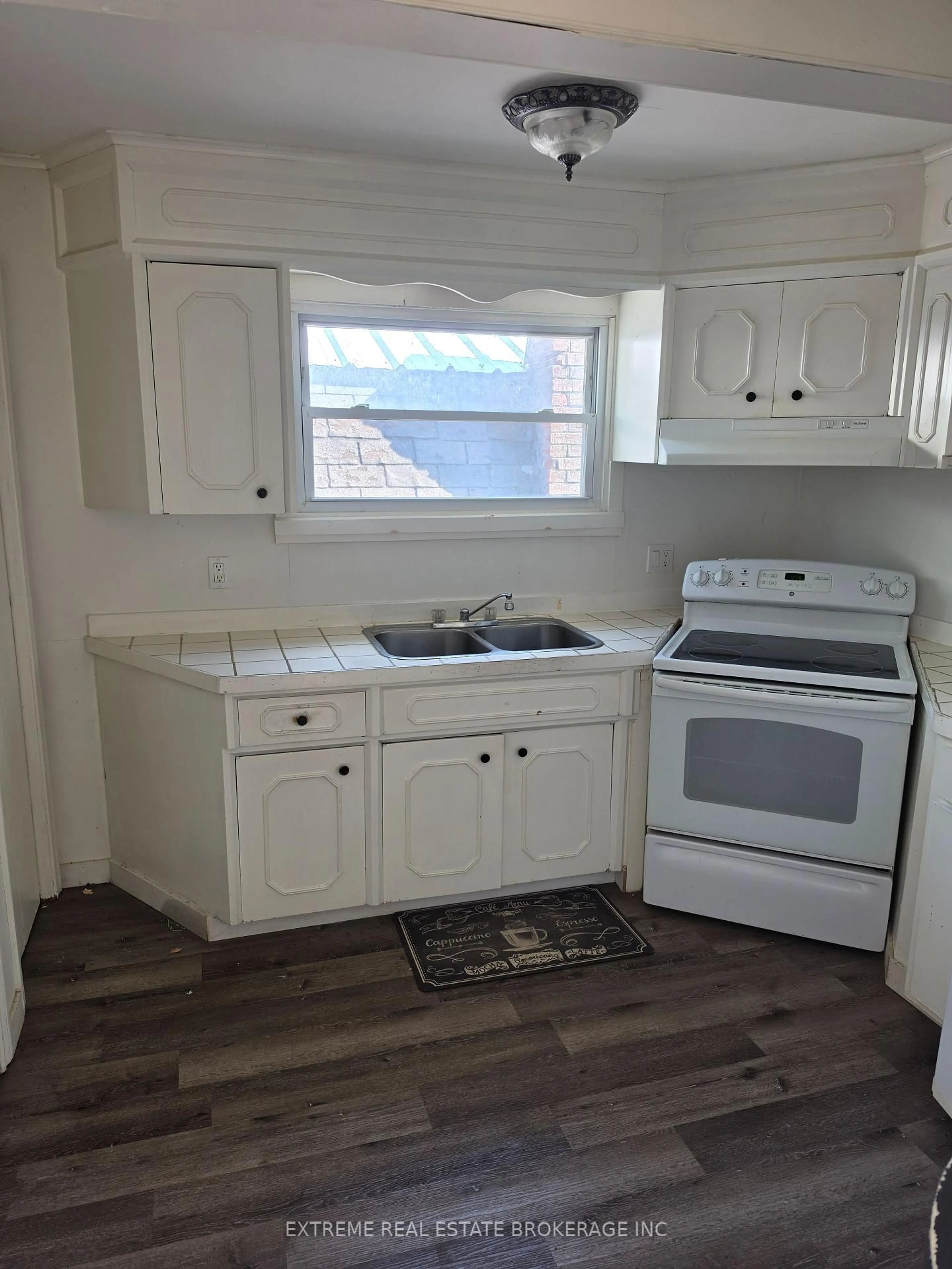 Standard kitchen, unknown for 10 Dunlop St, Fort Erie Ontario L2A 4H8