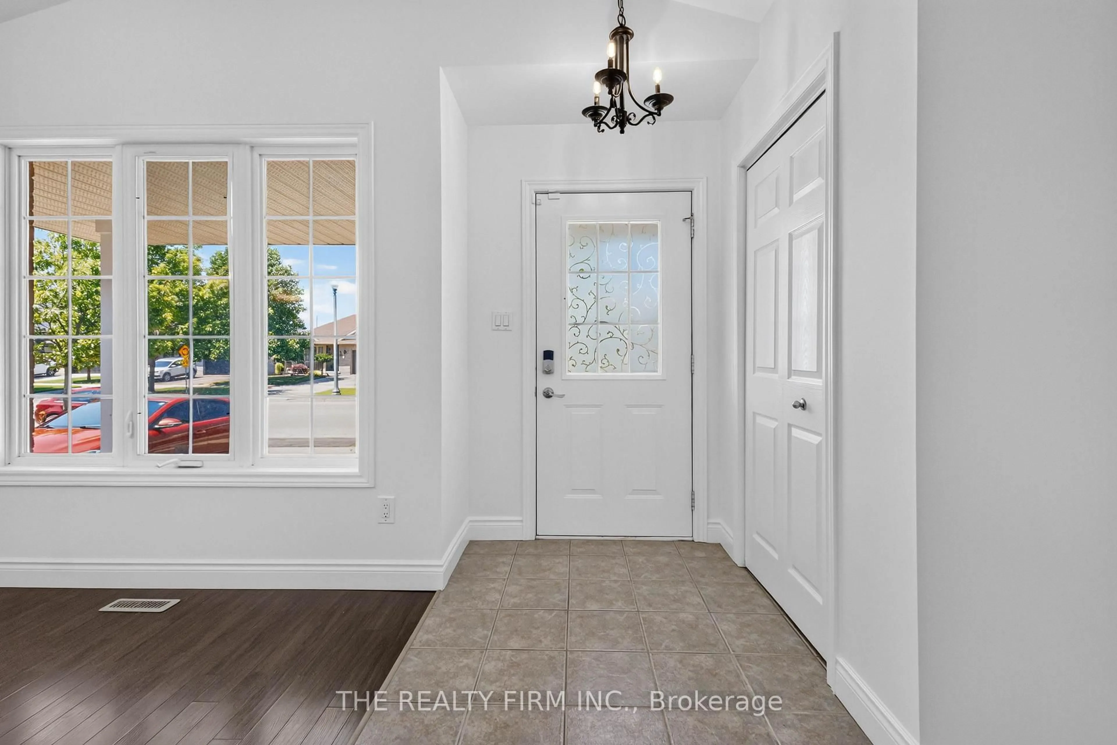 Indoor entryway for 37 LAKE MARGARET Tr, St. Thomas Ontario N5R 6K7