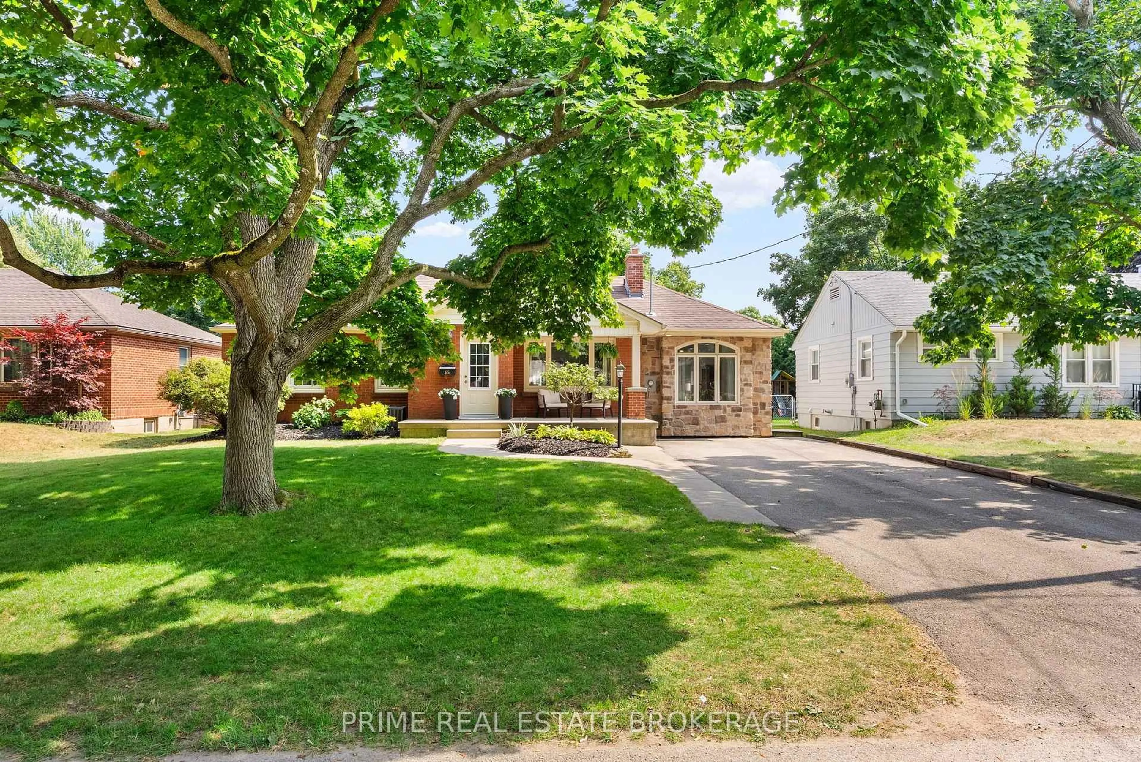 A pic from outside/outdoor area/front of a property/back of a property/a pic from drone, street for 65 David St, London South Ontario N6P 1B4