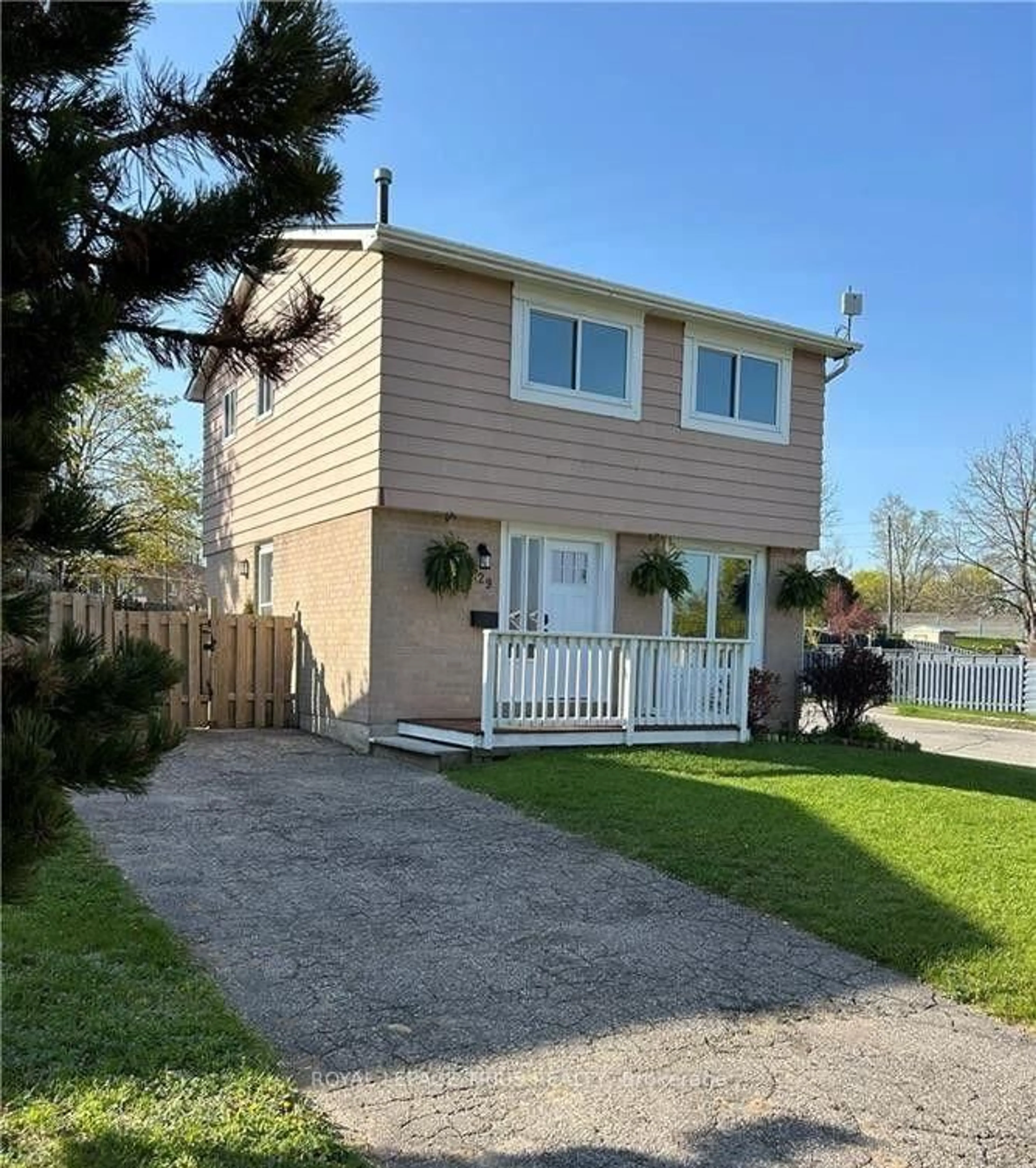 A pic from outside/outdoor area/front of a property/back of a property/a pic from drone, street for 29 Woodlawn Ave, Brantford Ontario N3V 1A4