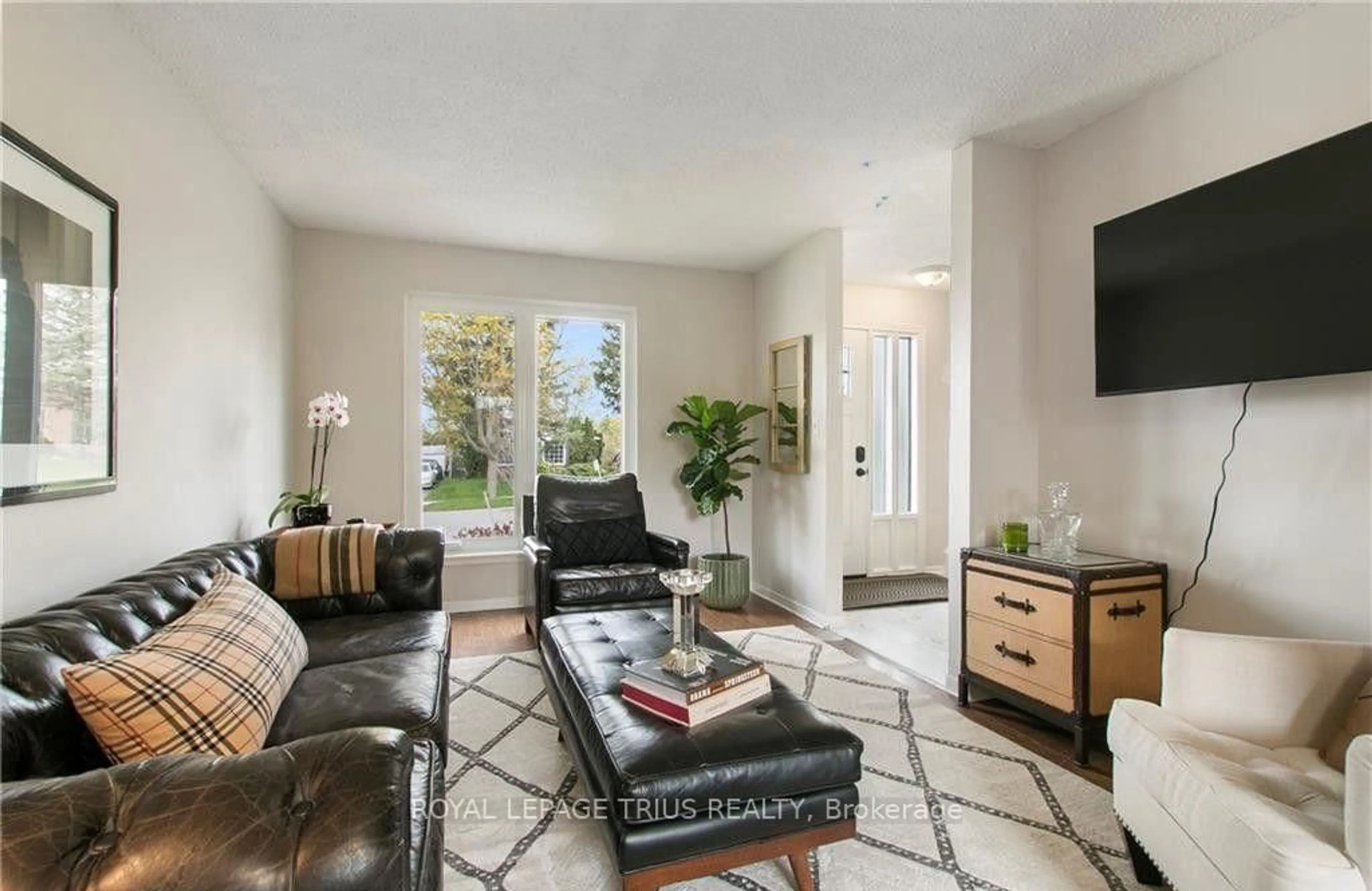 Living room with furniture, ceramic/tile floor for 29 Woodlawn Ave, Brantford Ontario N3V 1A4