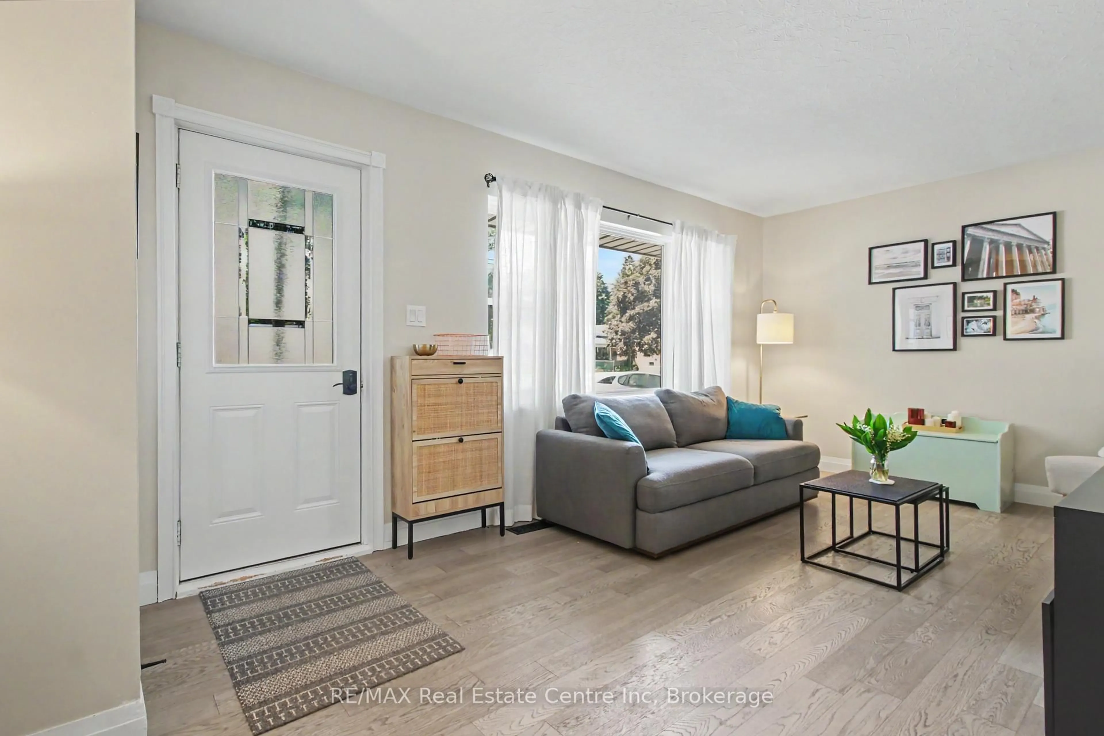 Living room with furniture, unknown for 57 Vancouver Dr, Guelph Ontario N1E 2G1