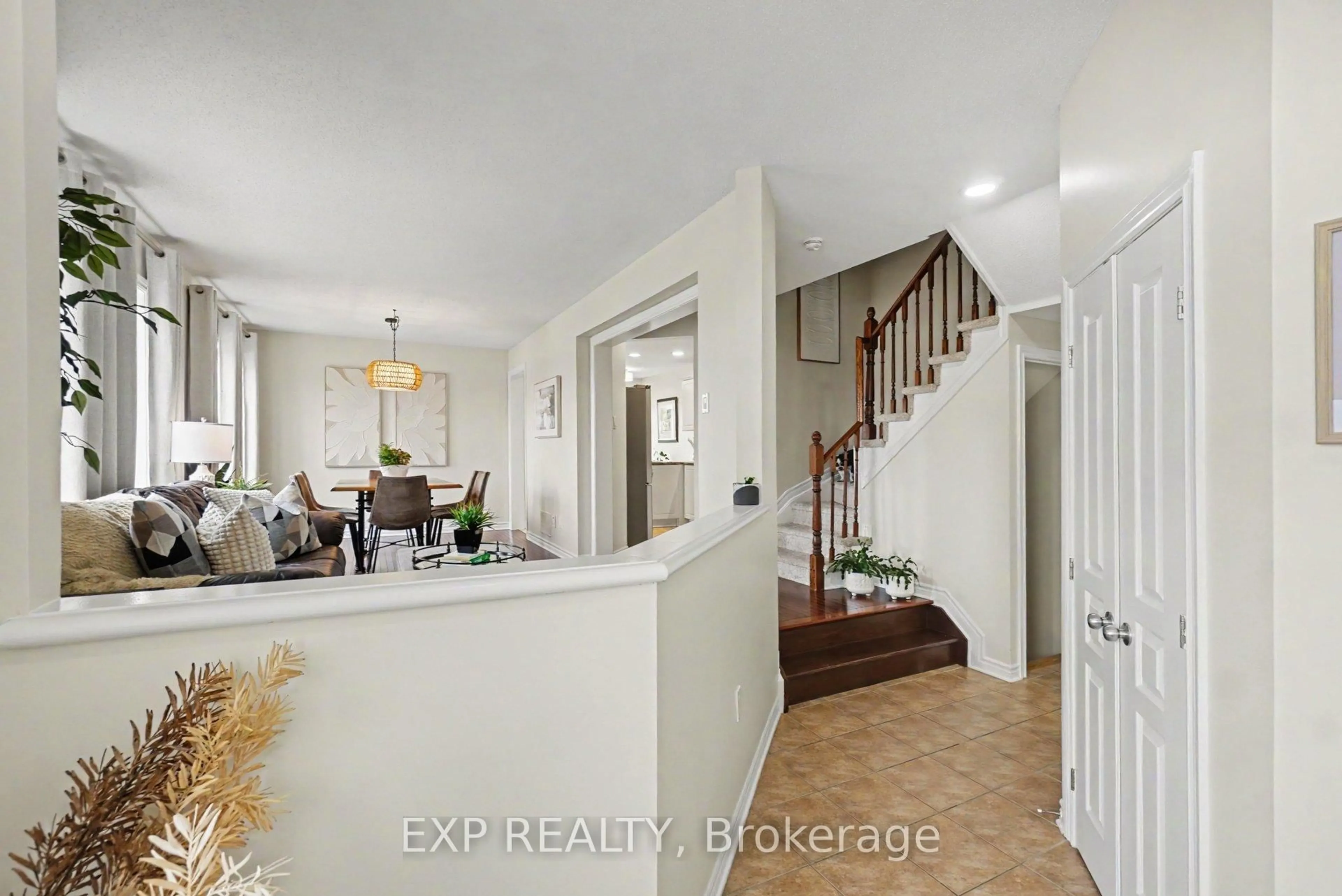 Indoor entryway for 2100 Melette Cres, Ottawa Ontario K4A 4X2