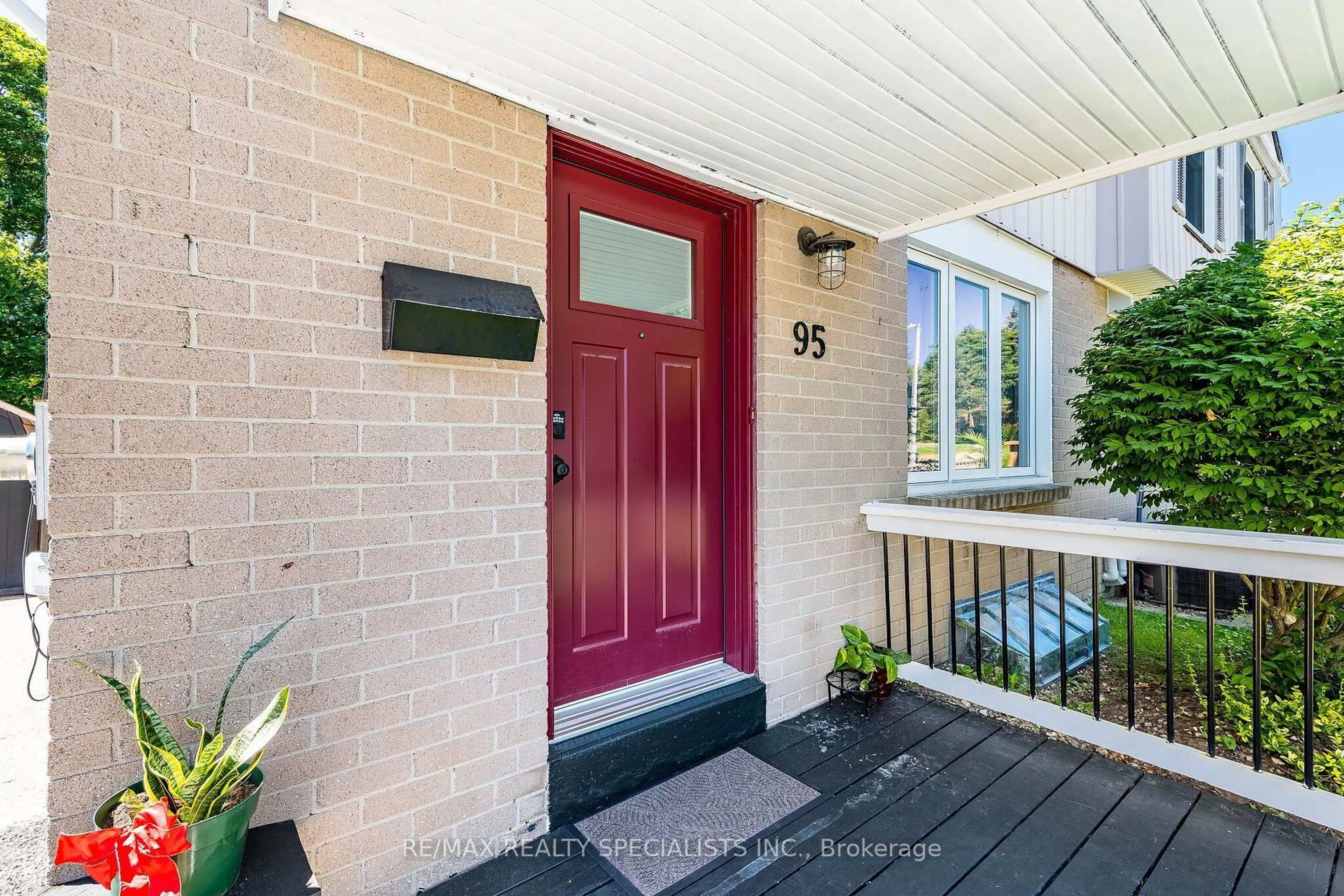 Indoor entryway for 95 Hadati Rd, Guelph Ontario N1E 6G9