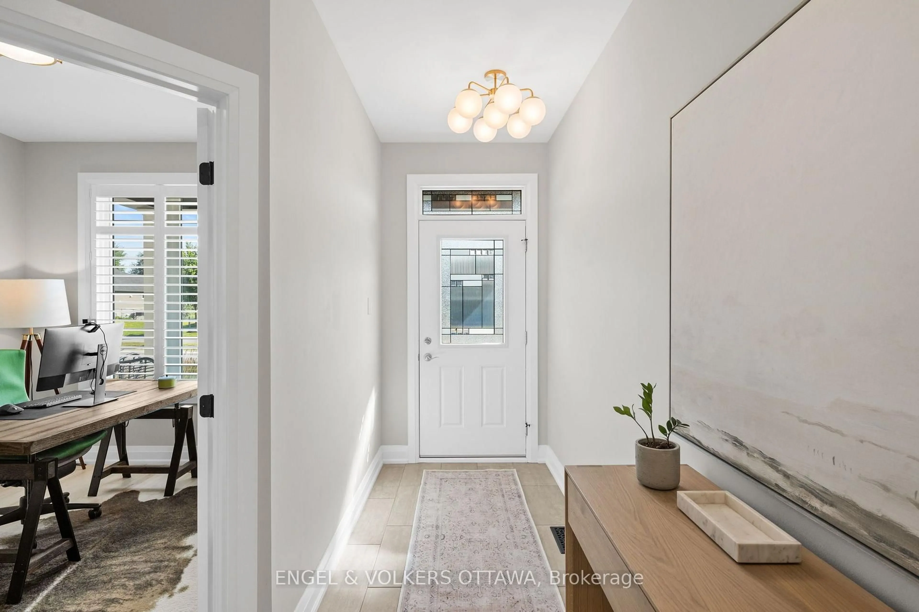 Indoor entryway for 185 BLACKHORSE Dr, North Grenville Ontario K0G 1J0