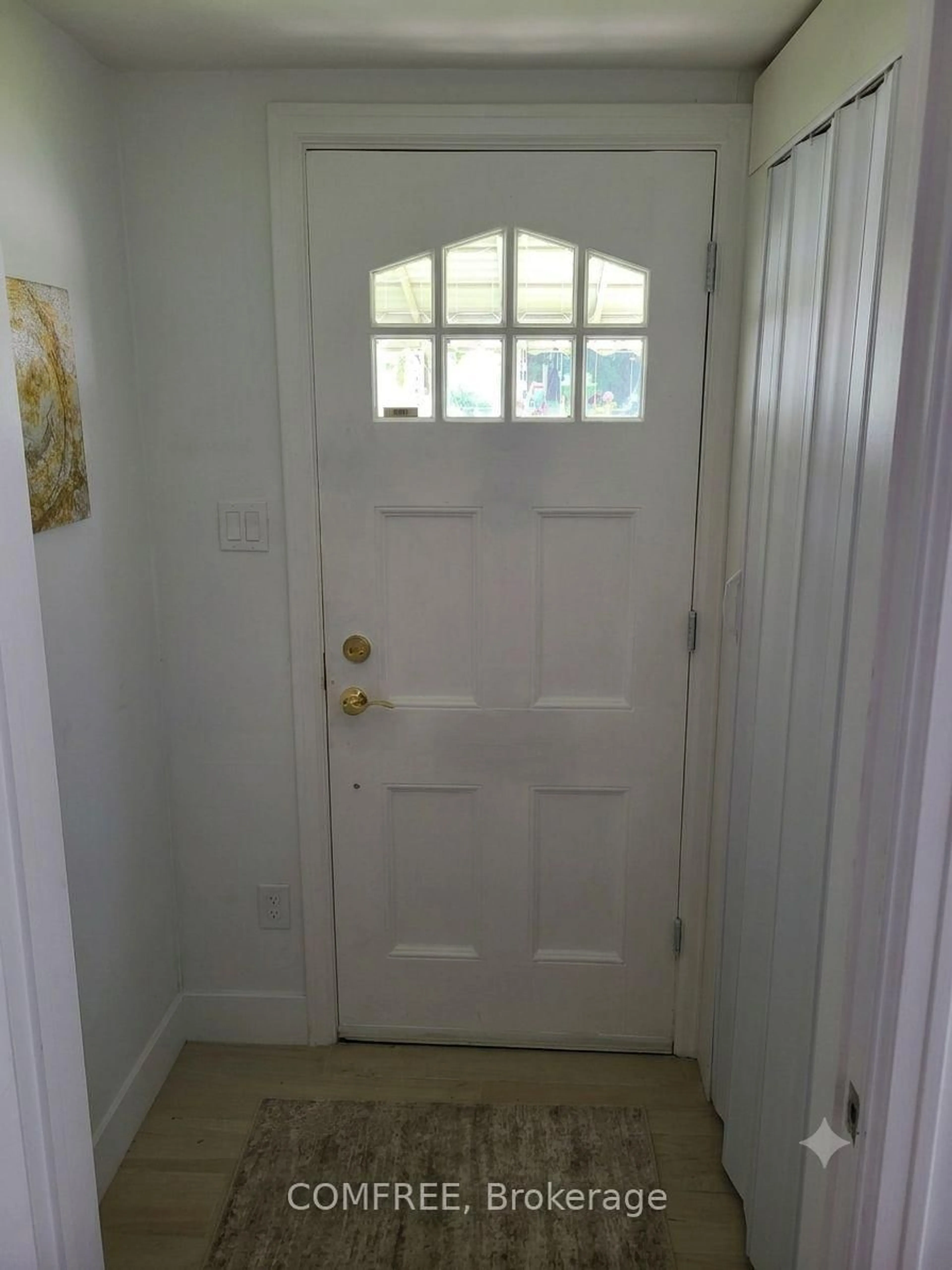 Indoor entryway for 529 Highbury Ave, London East Ontario N5W 4K6