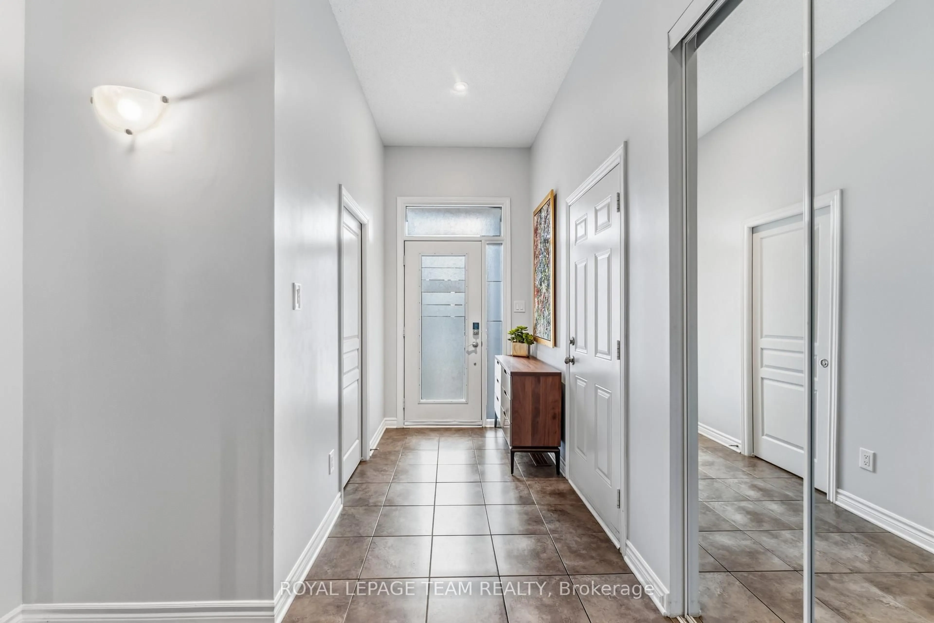 Indoor entryway for 152 Mattingly Way, Ottawa Ontario K4M 0E2