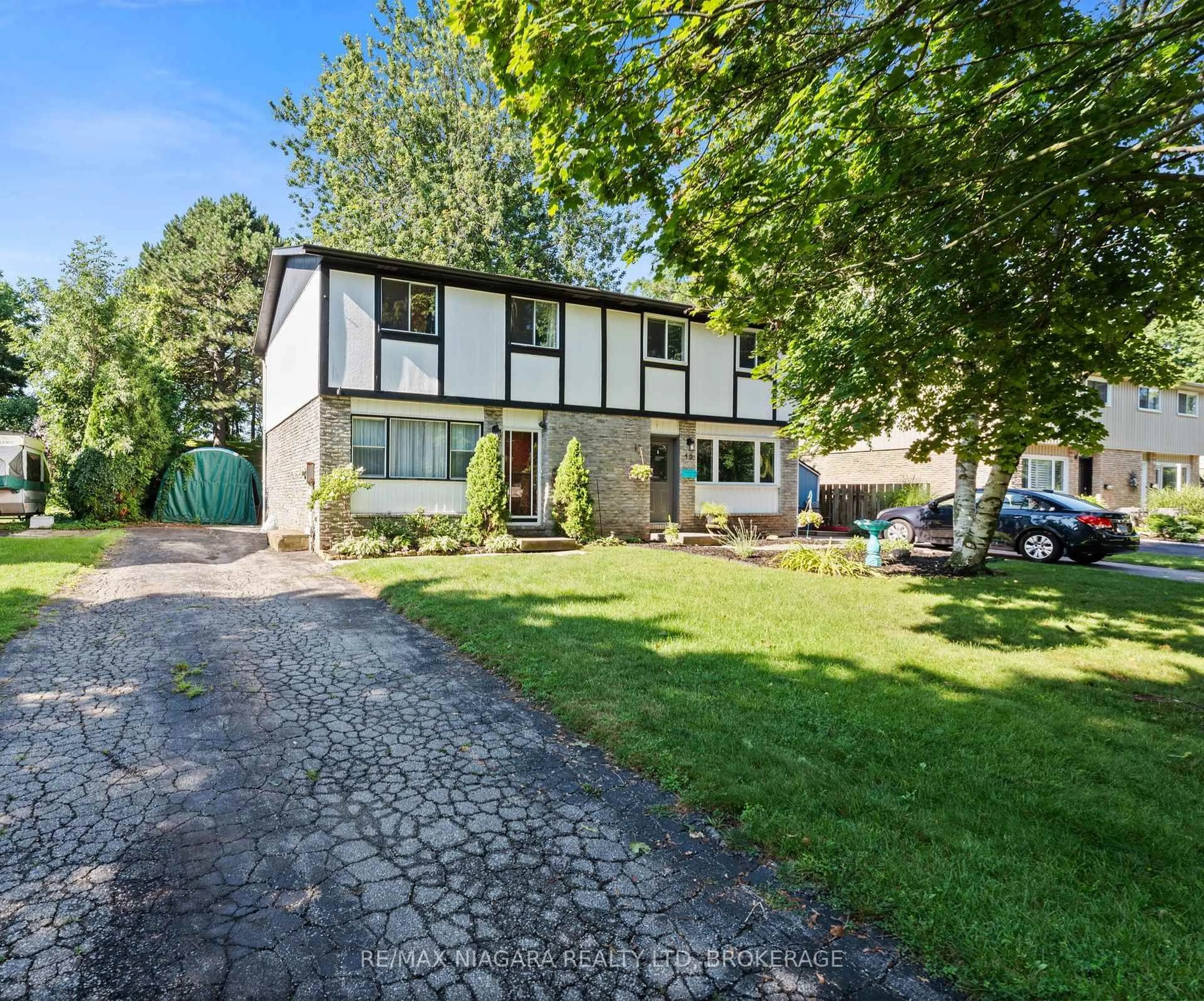 A pic from outside/outdoor area/front of a property/back of a property/a pic from drone, street for 47 Birchpark Dr, Grimsby Ontario L3M 4M9