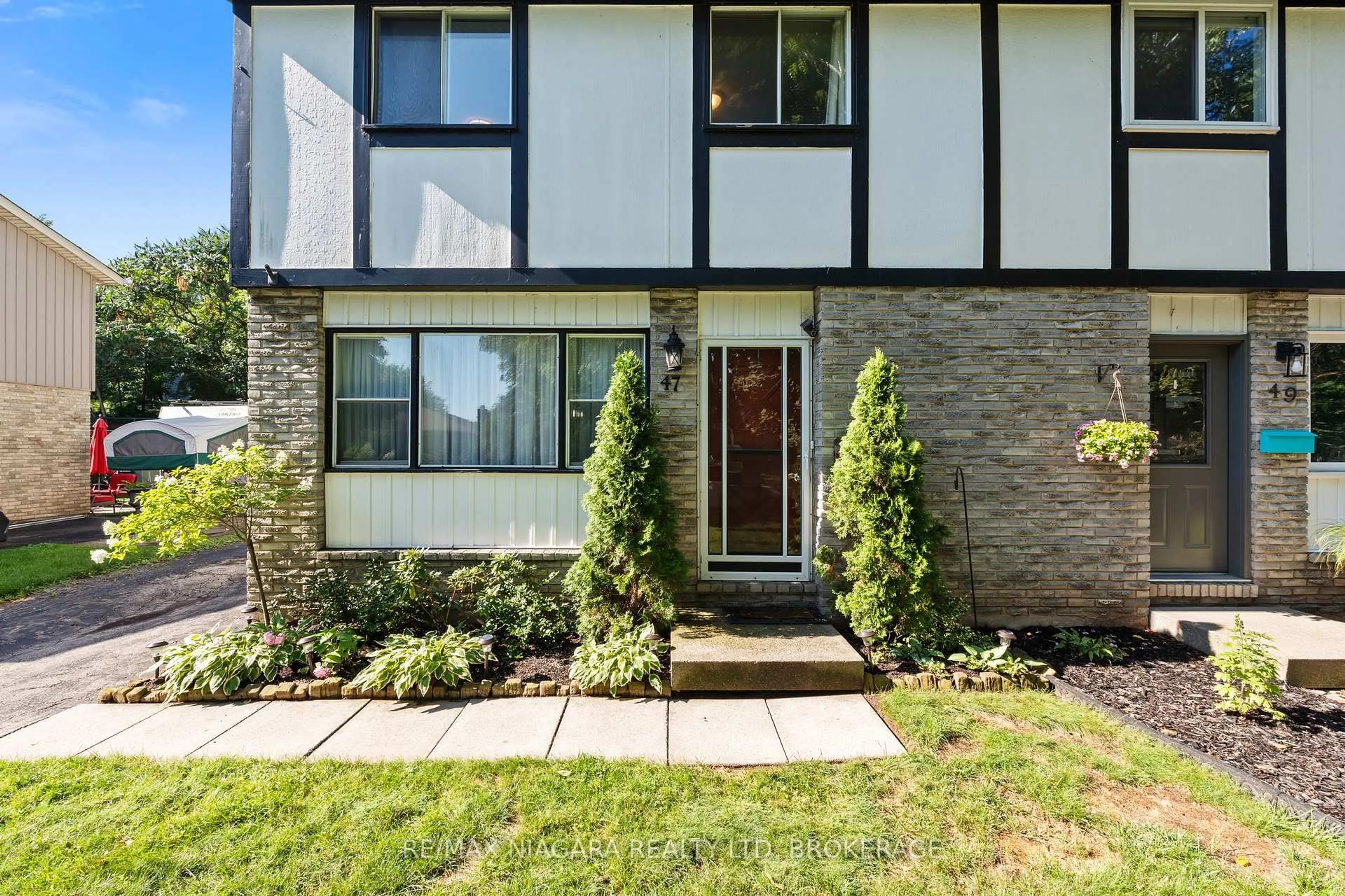 Home with brick exterior material, street for 47 Birchpark Dr, Grimsby Ontario L3M 4M9