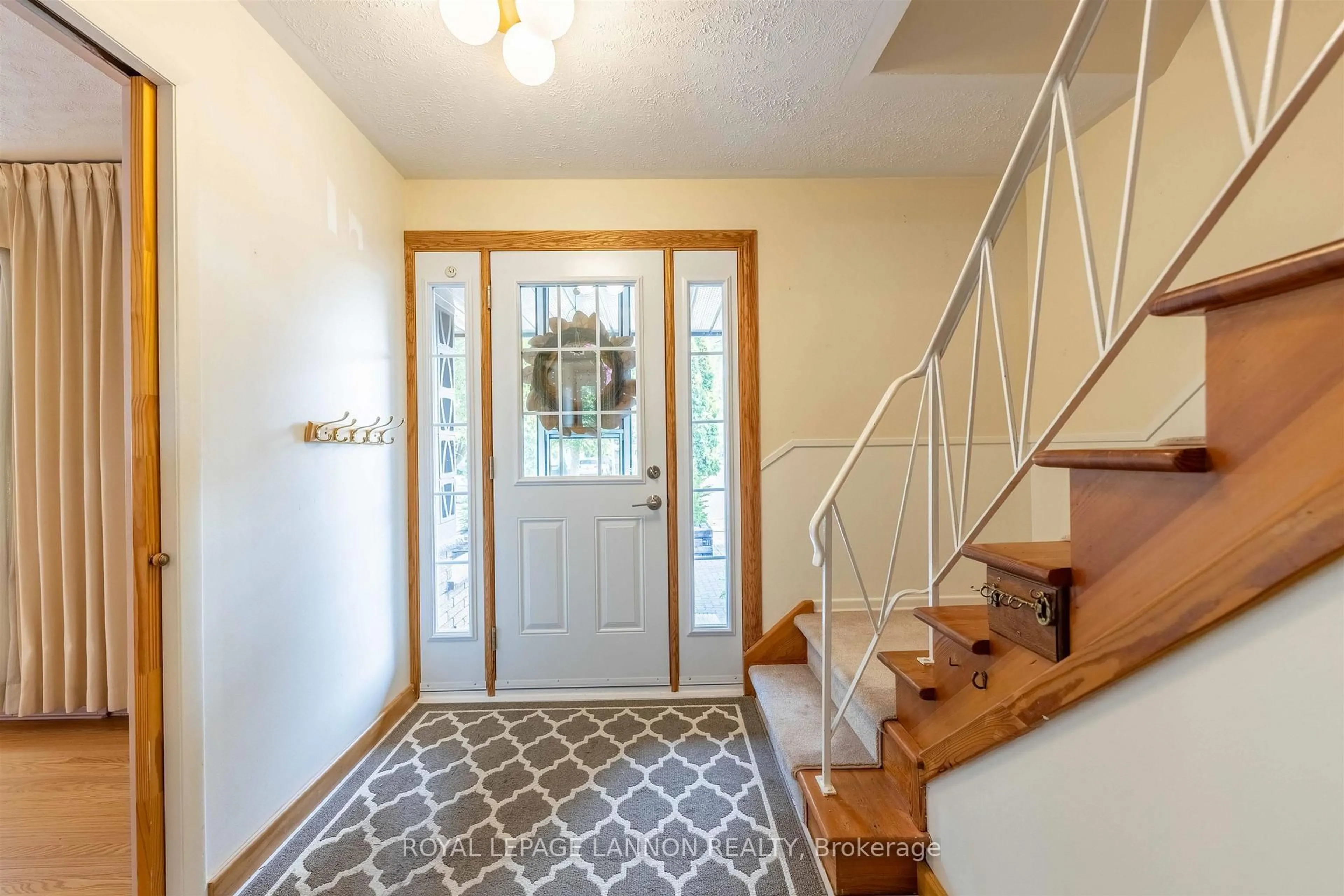 Indoor entryway for 147 WOODSIDE St, Thunder Bay Ontario P7A 7G4