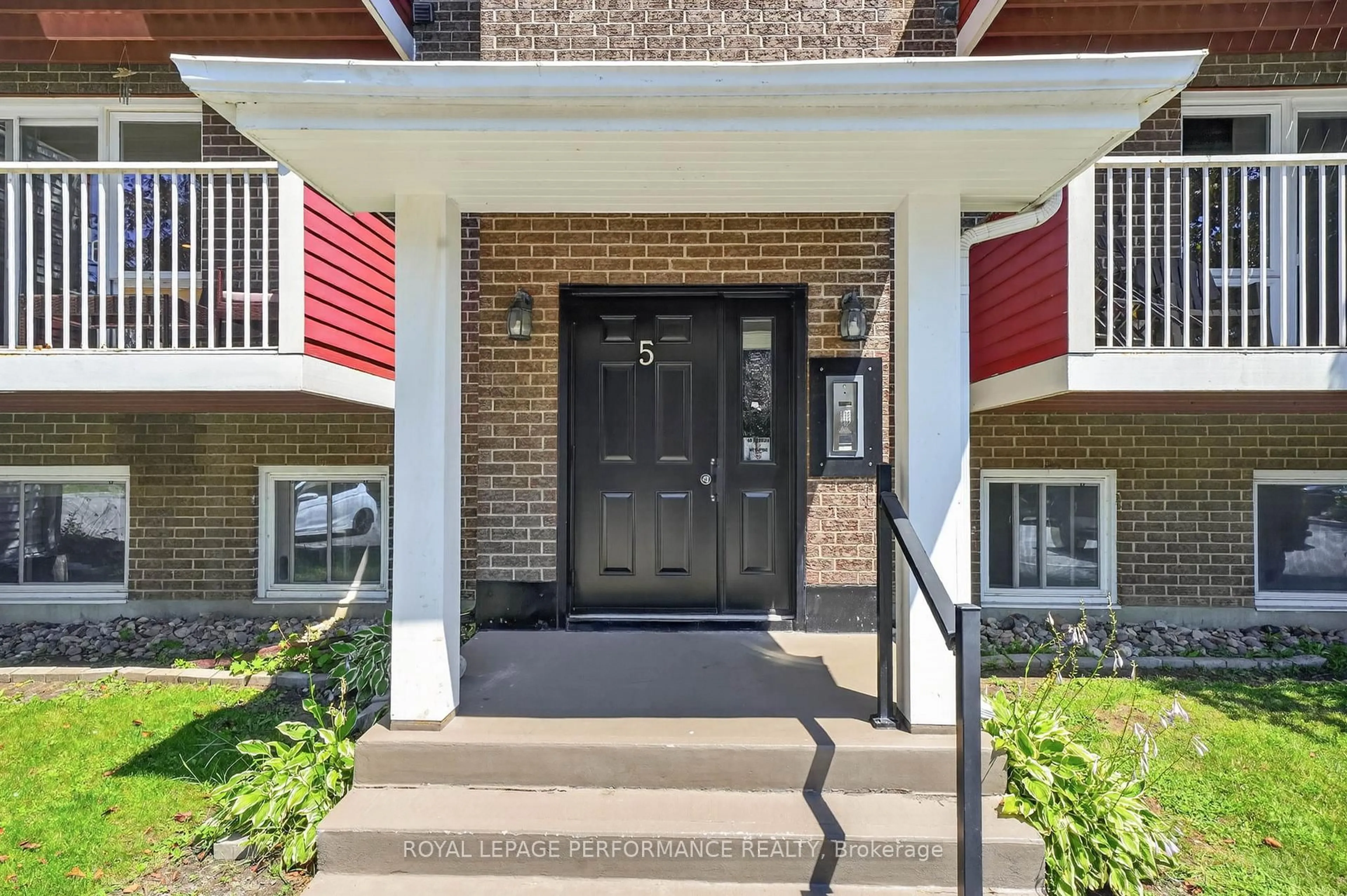 Indoor entryway for 1589 St Bernard St #502, Ottawa Ontario K1T 3H7