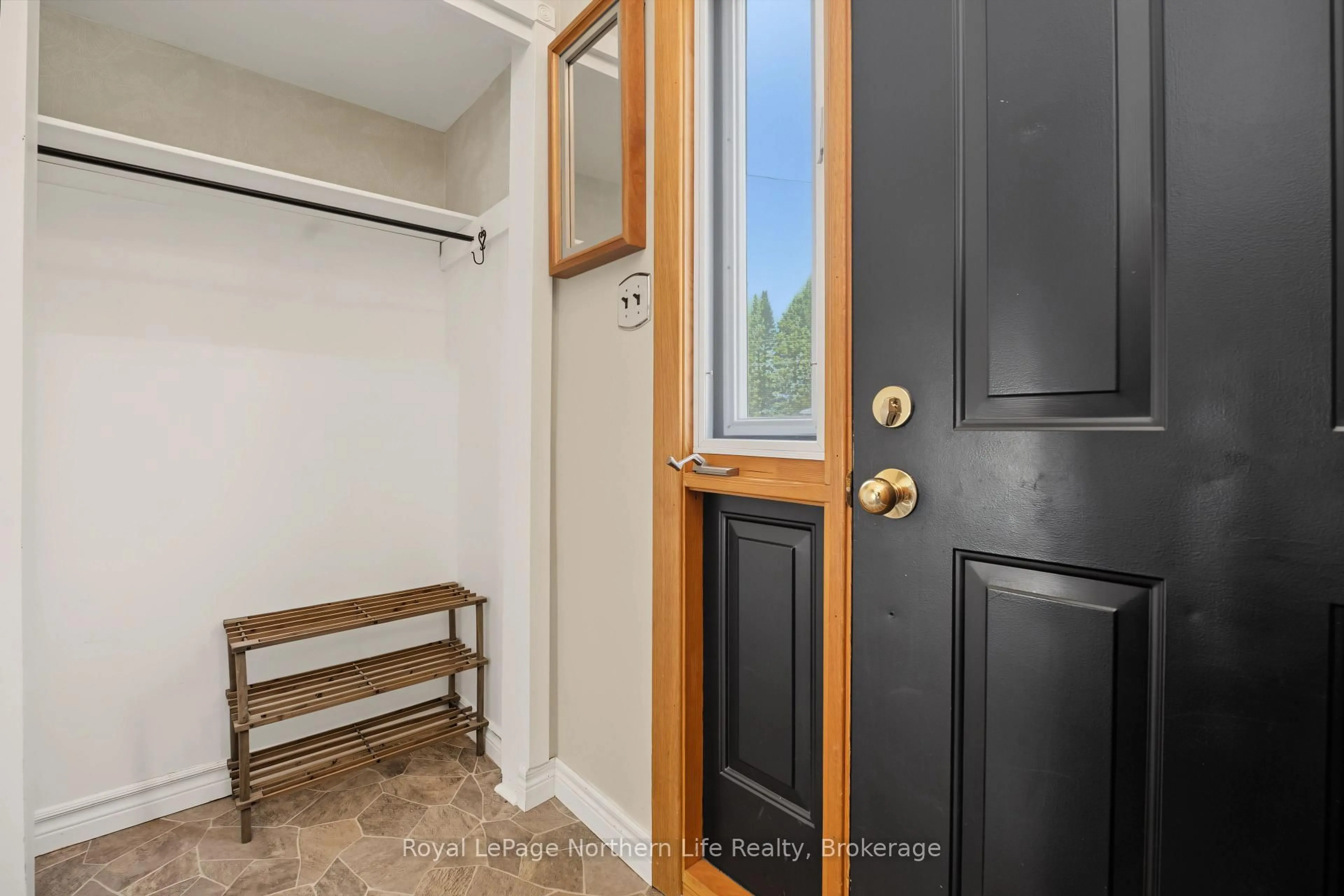 Indoor entryway for 55 Nightingale Dr, North Bay Ontario P1A 2R1