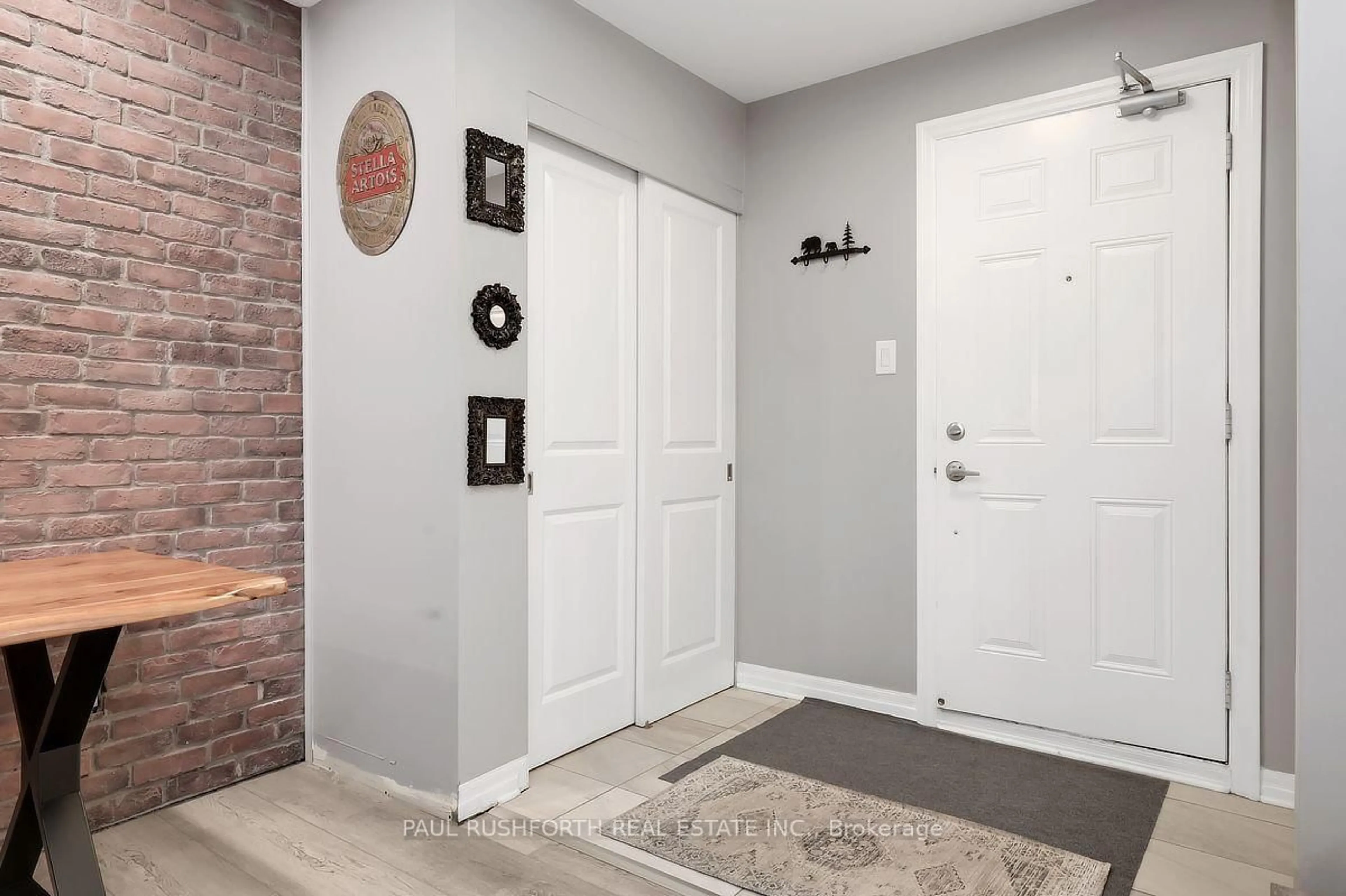 Indoor entryway for 260 Big Sky Private, Ottawa Ontario K1T 0M8