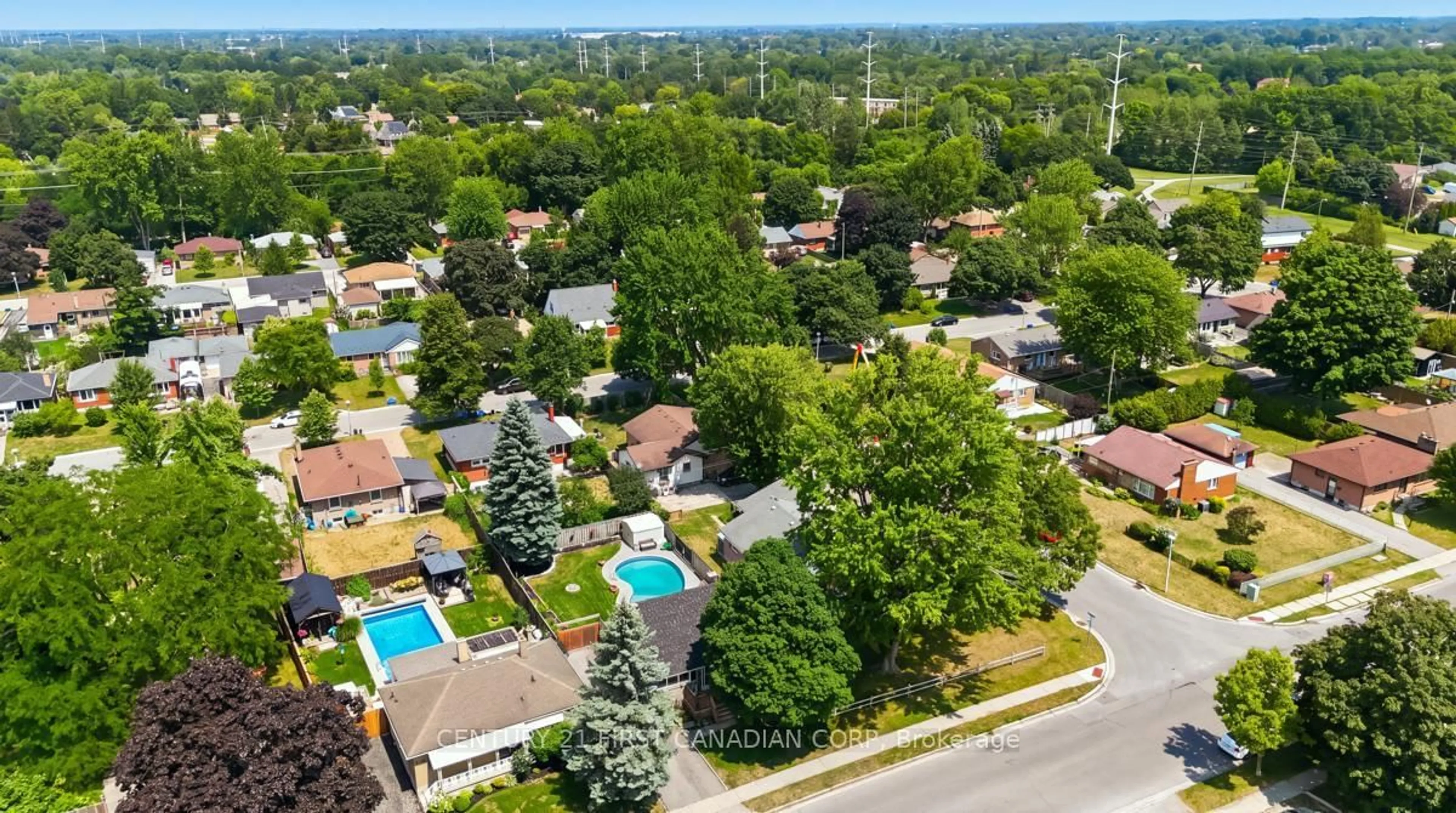A pic from outside/outdoor area/front of a property/back of a property/a pic from drone, unknown for 28 Tweedsmuir Ave, London East Ontario N5W 1K5