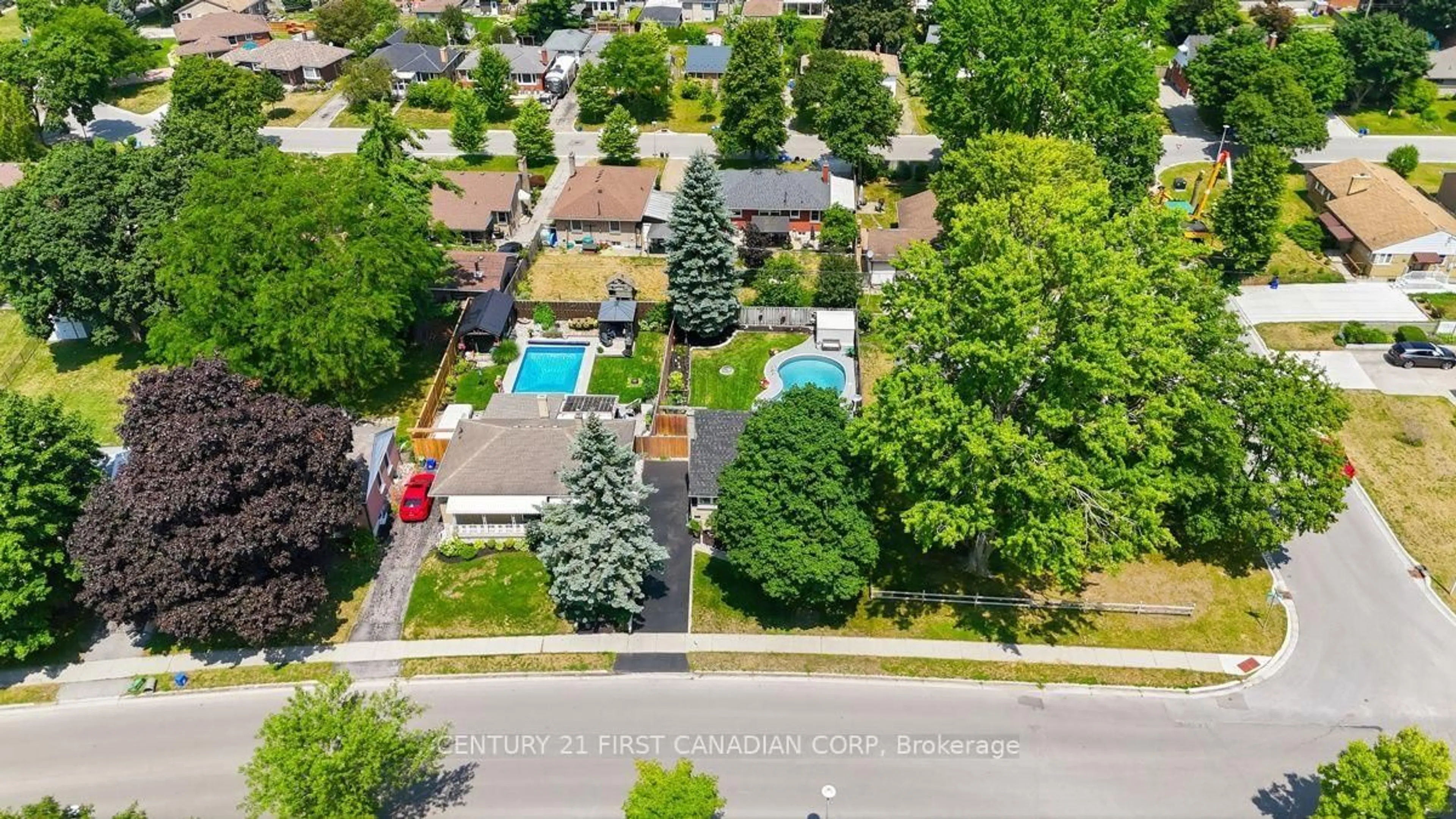 A pic from outside/outdoor area/front of a property/back of a property/a pic from drone, street for 28 Tweedsmuir Ave, London East Ontario N5W 1K5