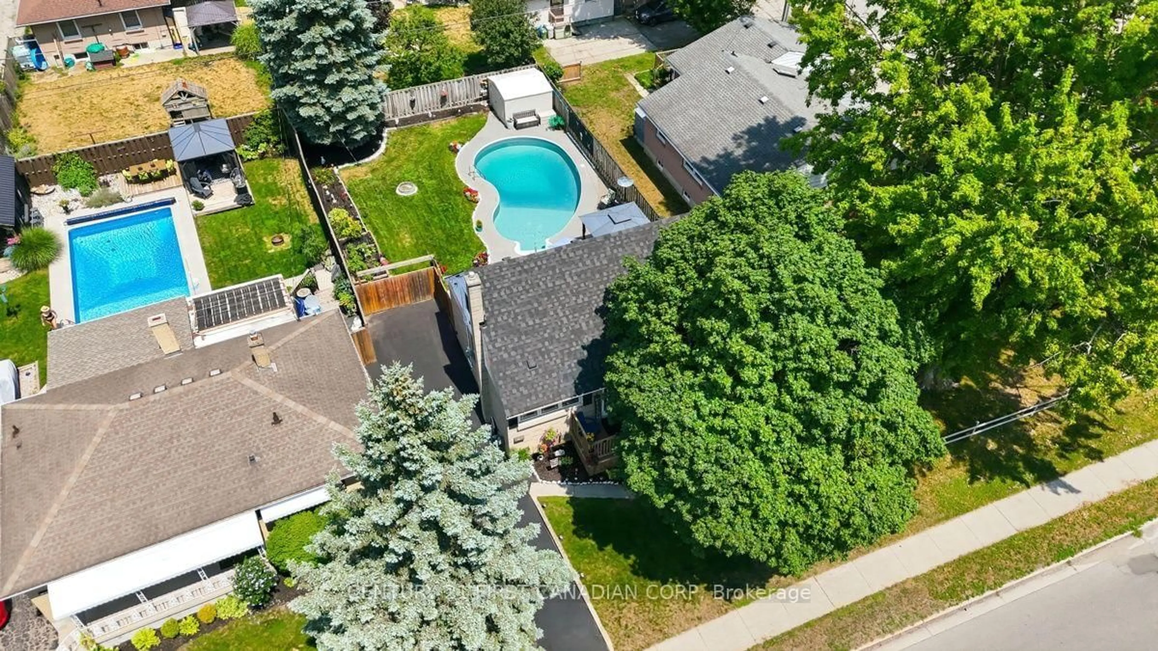 A pic from outside/outdoor area/front of a property/back of a property/a pic from drone, street for 28 Tweedsmuir Ave, London East Ontario N5W 1K5