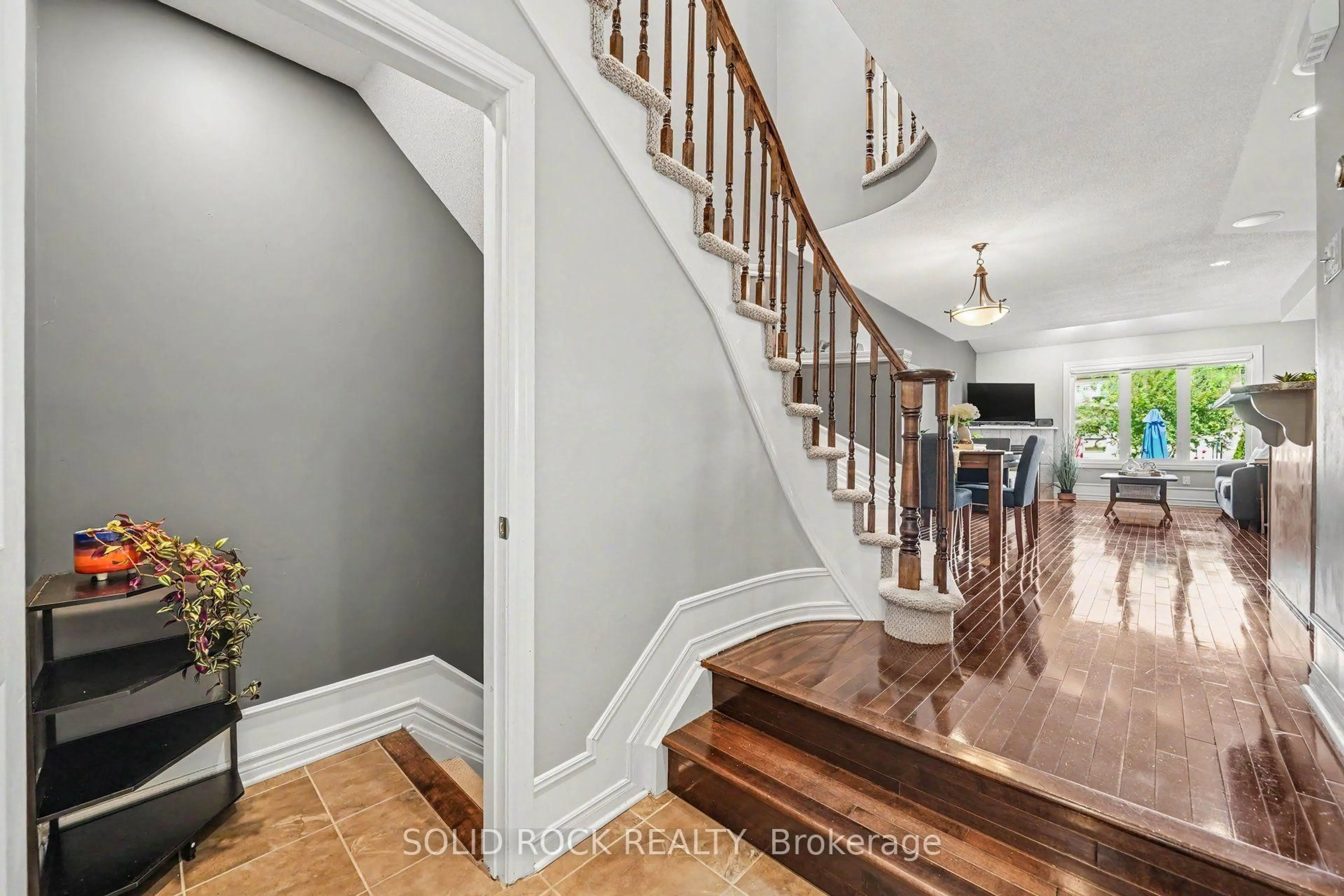 Indoor entryway for 310 Grey Seal Circ, Ottawa Ontario K1V 2H3