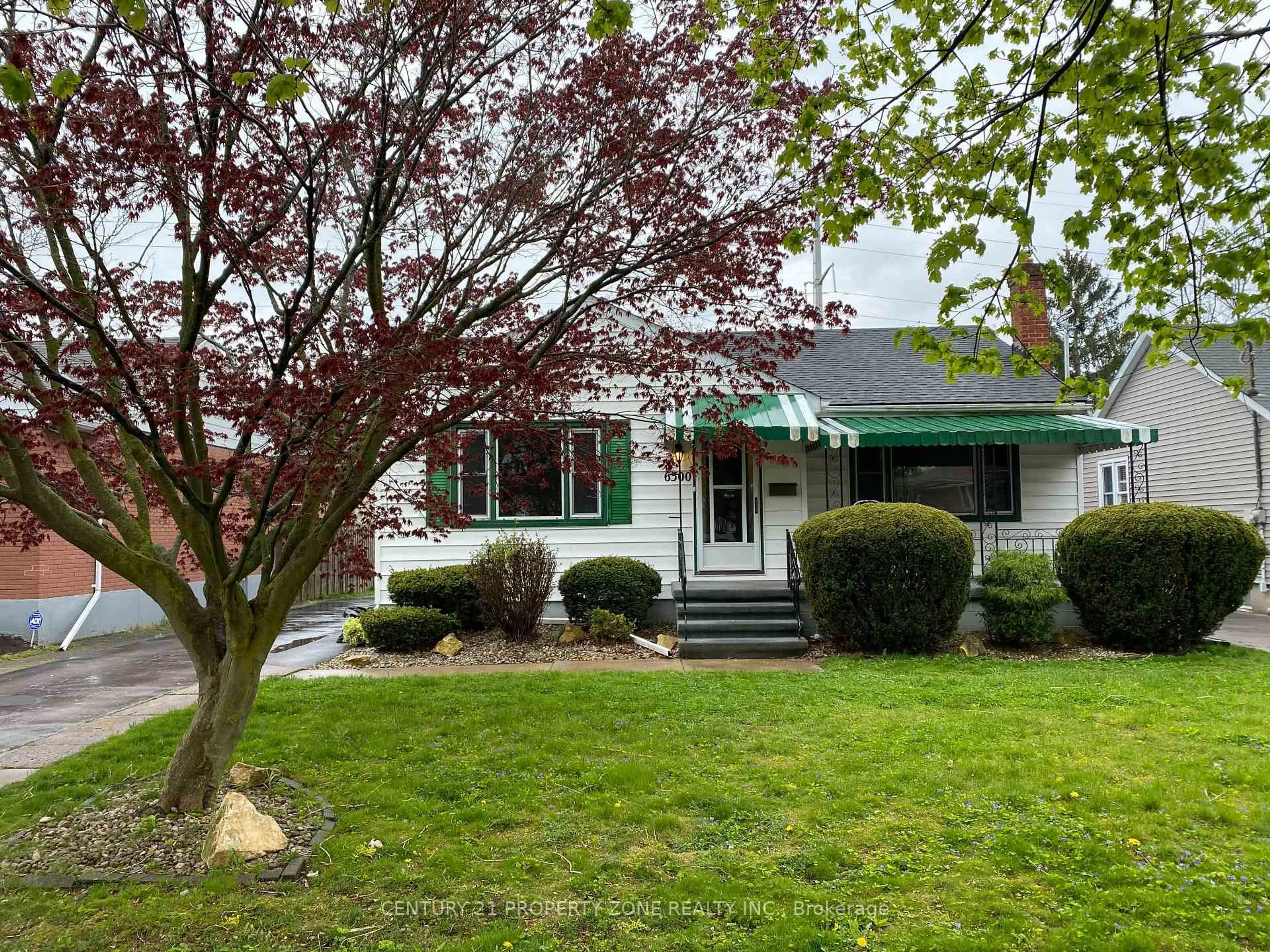 Home with vinyl exterior material, street for 6300 CORWIN Cres, Niagara Falls Ontario L2G 2M1