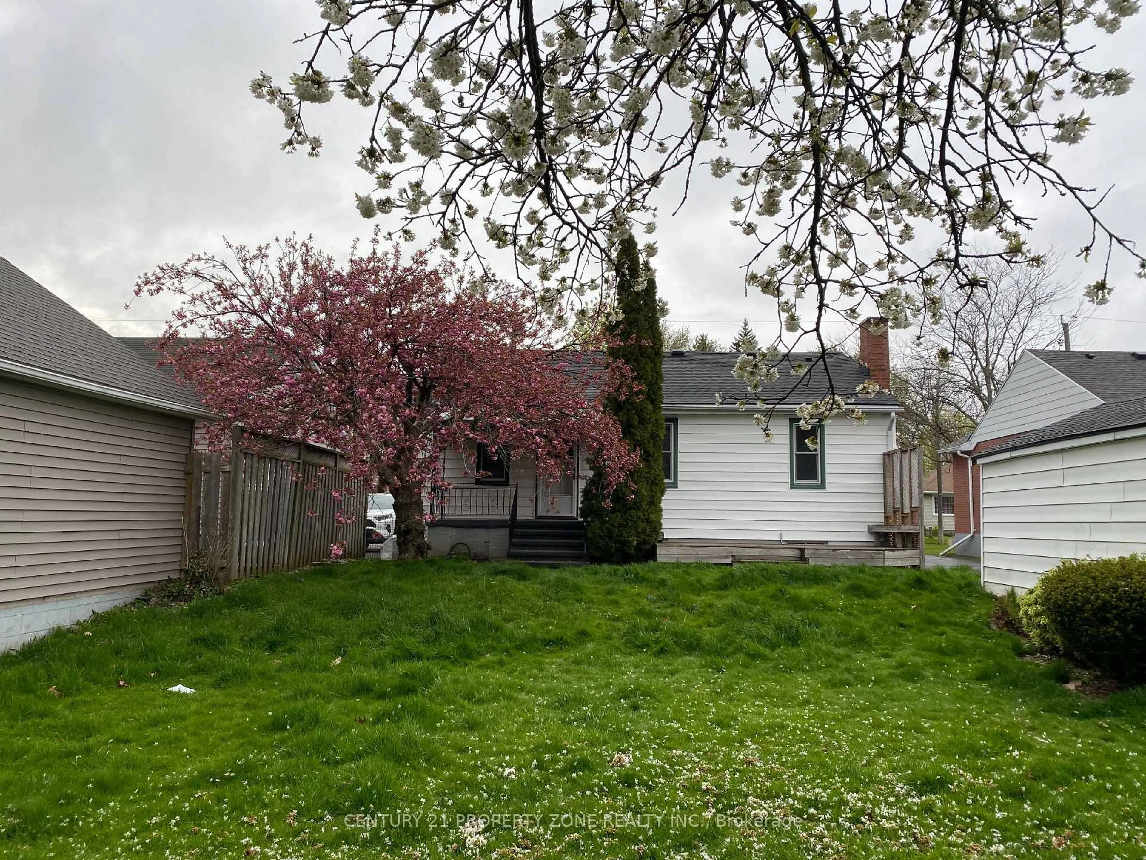 A pic from outside/outdoor area/front of a property/back of a property/a pic from drone, street for 6300 CORWIN Cres, Niagara Falls Ontario L2G 2M1