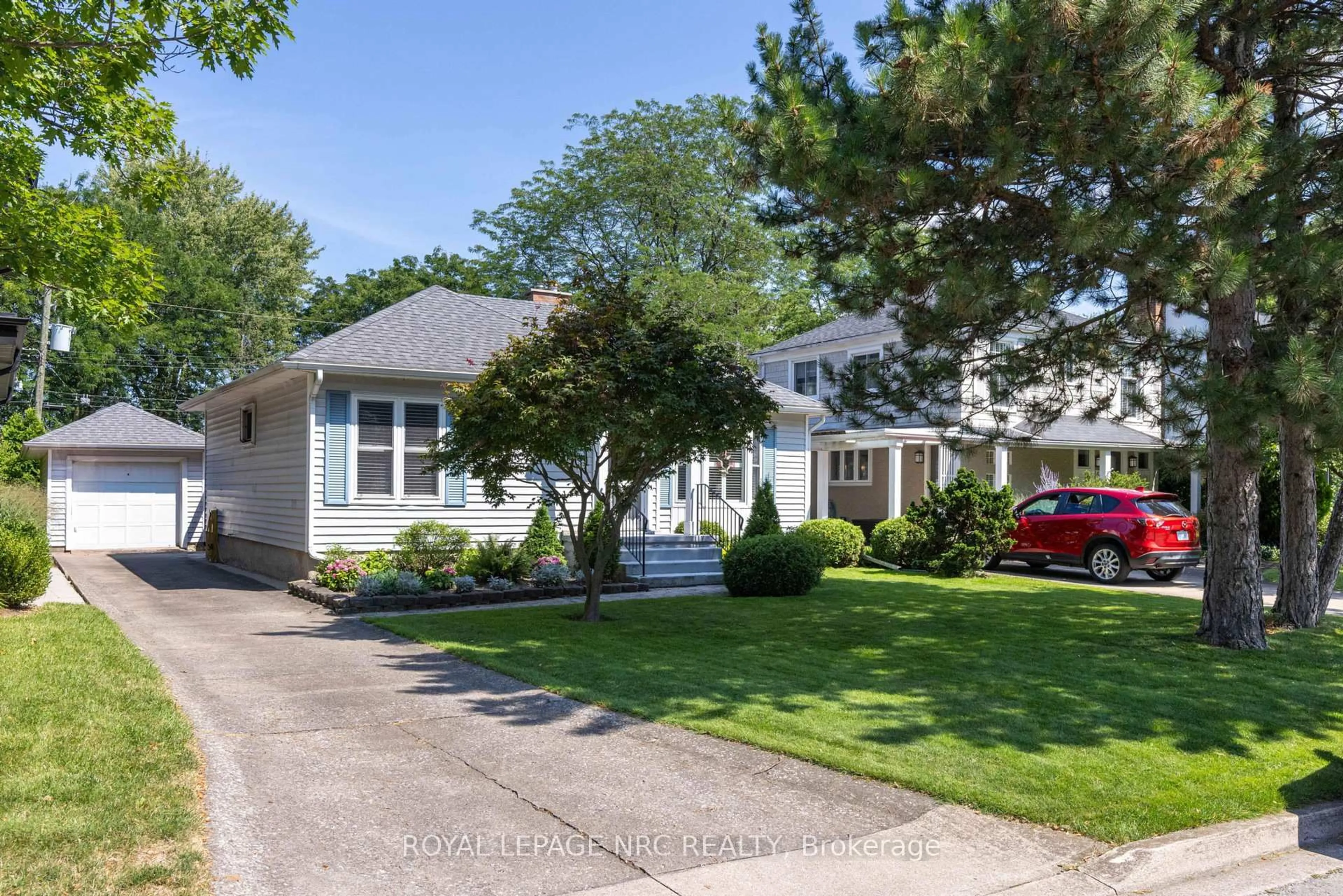 A pic from outside/outdoor area/front of a property/back of a property/a pic from drone, street for 61 HIGHLAND Ave, St. Catharines Ontario L2R 4H9