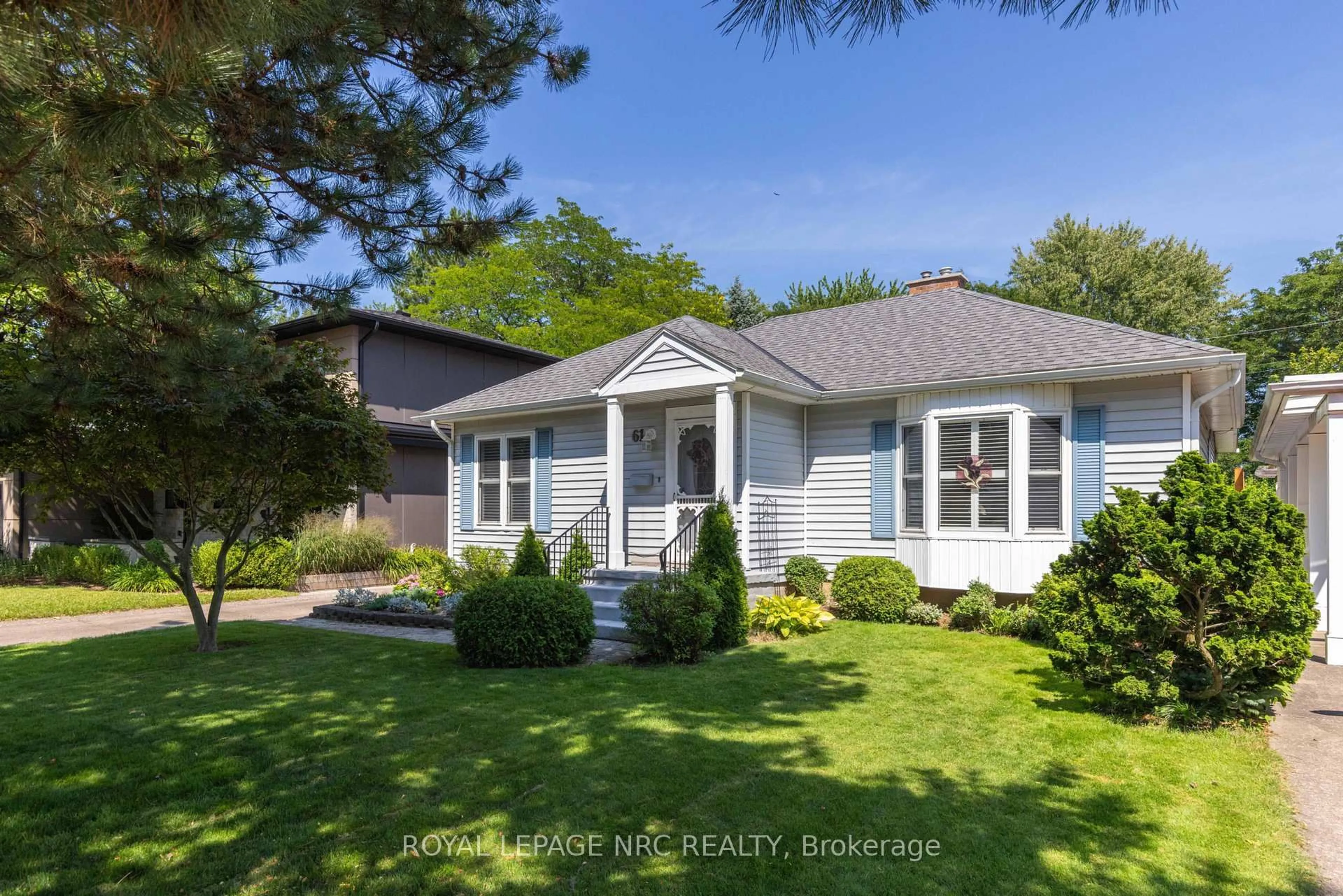 Home with vinyl exterior material, street for 61 HIGHLAND Ave, St. Catharines Ontario L2R 4H9