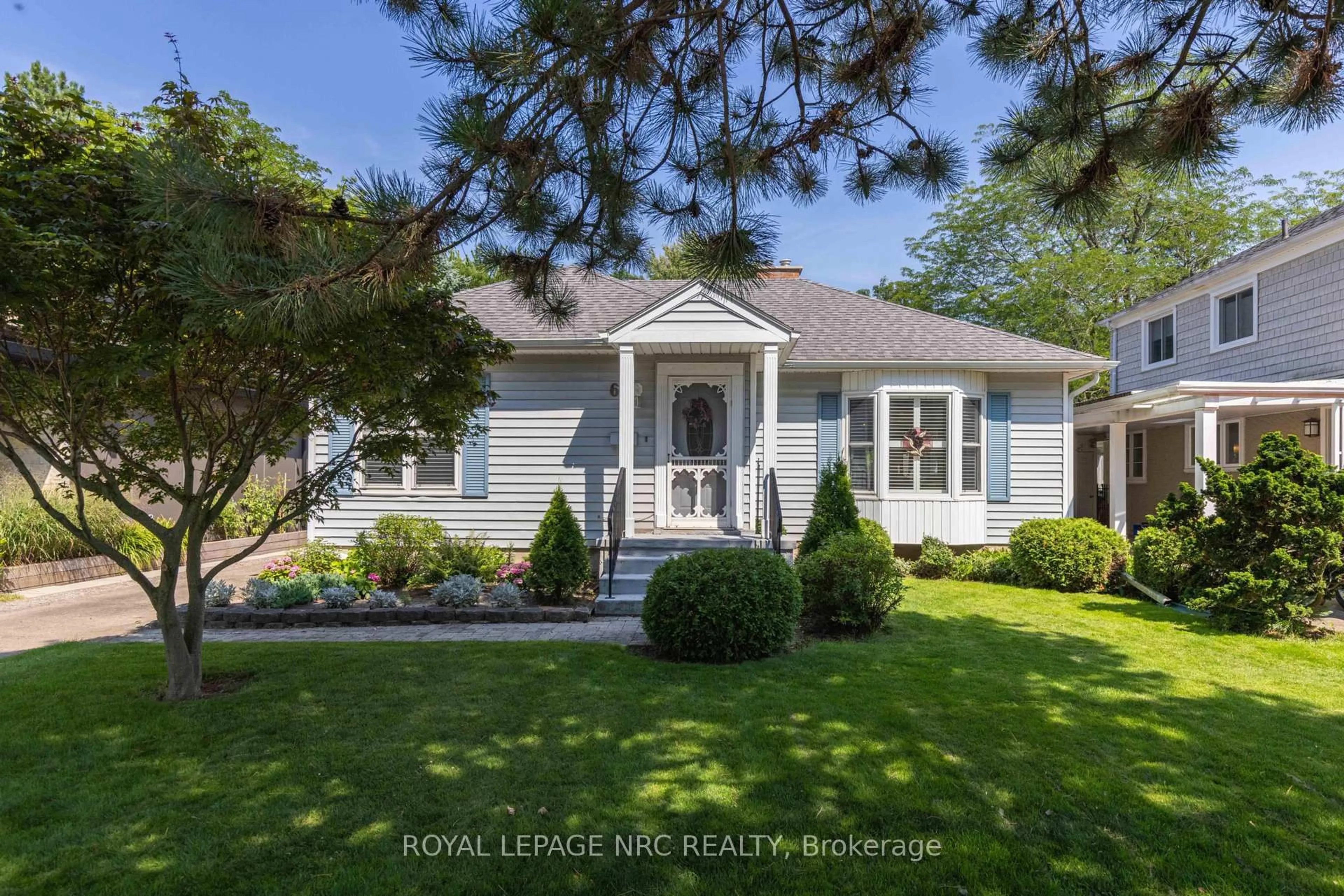 Home with vinyl exterior material, street for 61 HIGHLAND Ave, St. Catharines Ontario L2R 4H9