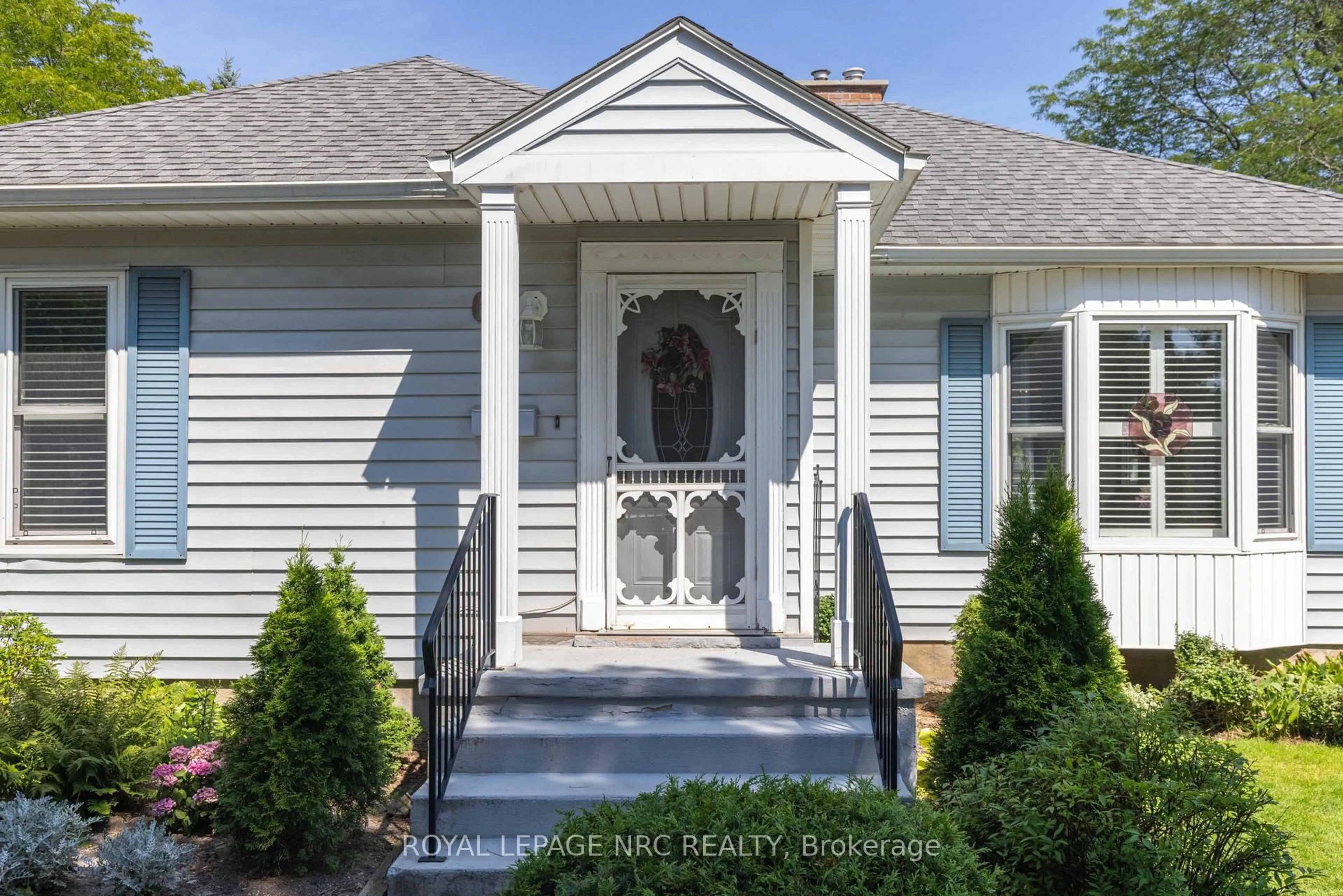 Home with vinyl exterior material, street for 61 HIGHLAND Ave, St. Catharines Ontario L2R 4H9